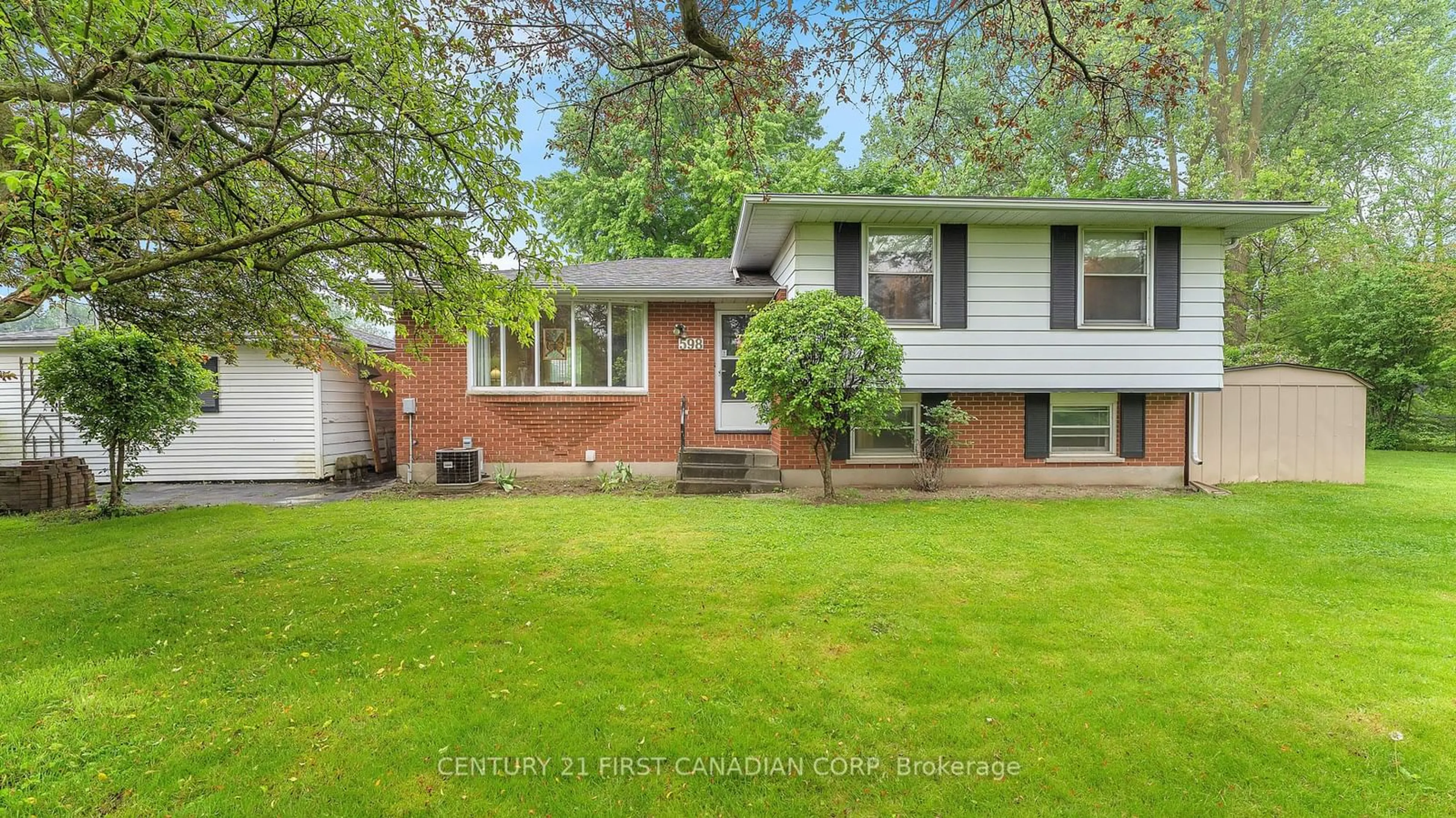 Frontside or backside of a home for 598 Mapledale Ave, London Ontario N5X 2B8