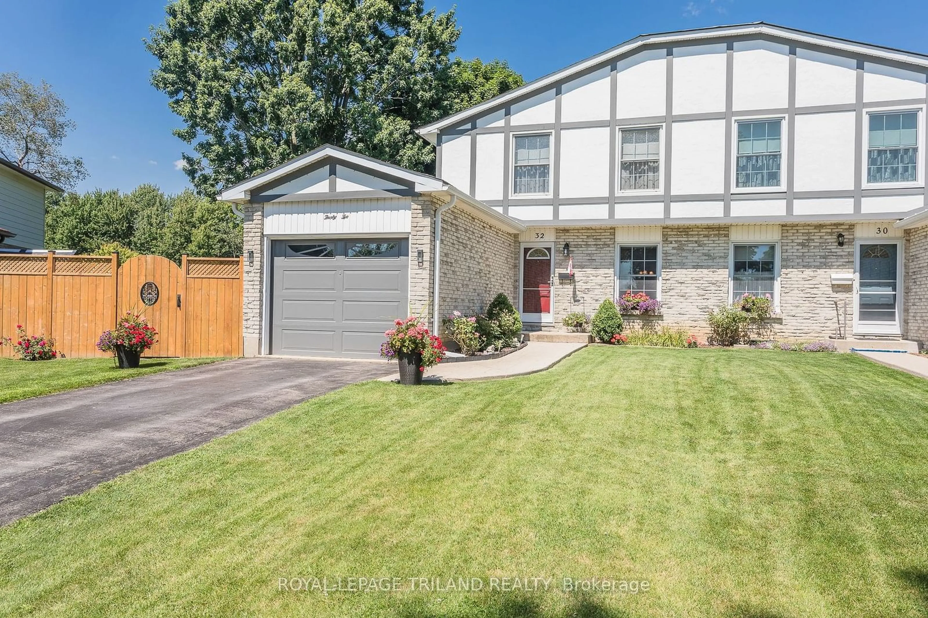 Home with vinyl exterior material for 32 Vincent Cres, London Ontario N6C 4X8