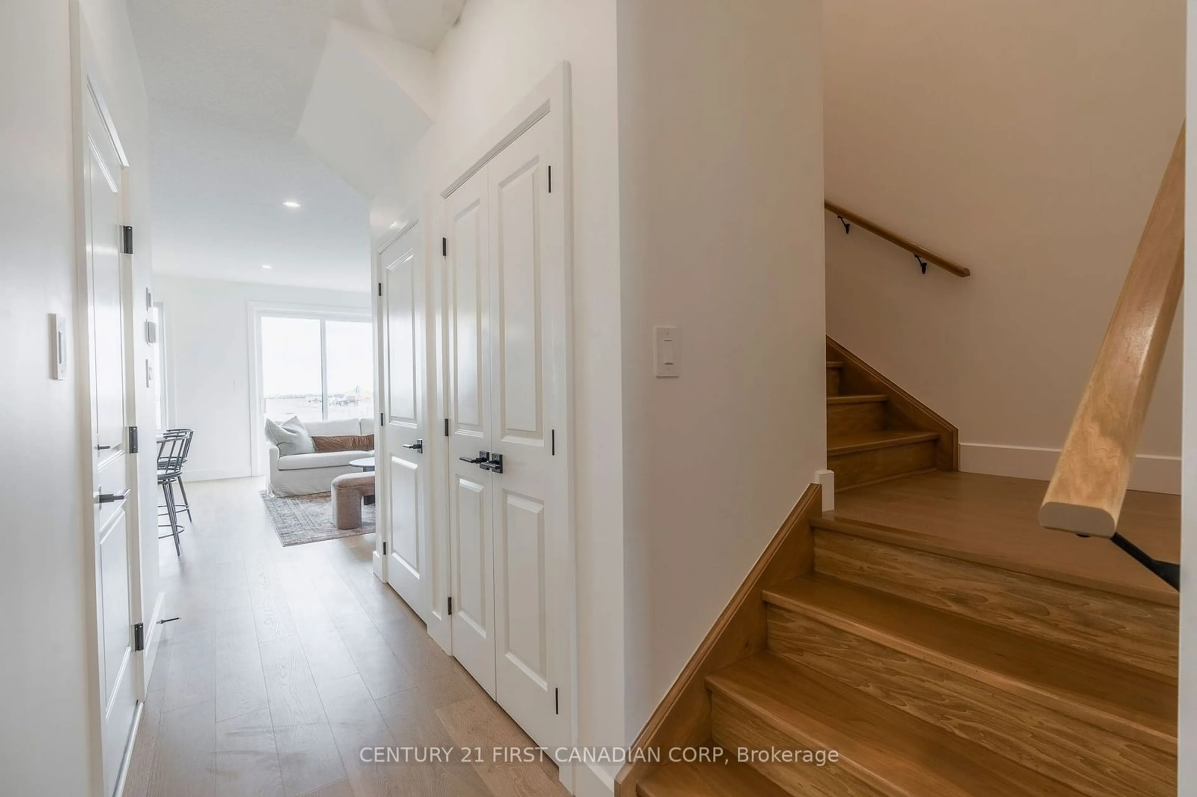 Indoor entryway, wood floors for 147-52 SCOTTS Dr, Lucan Biddulph Ontario N0M 2J0