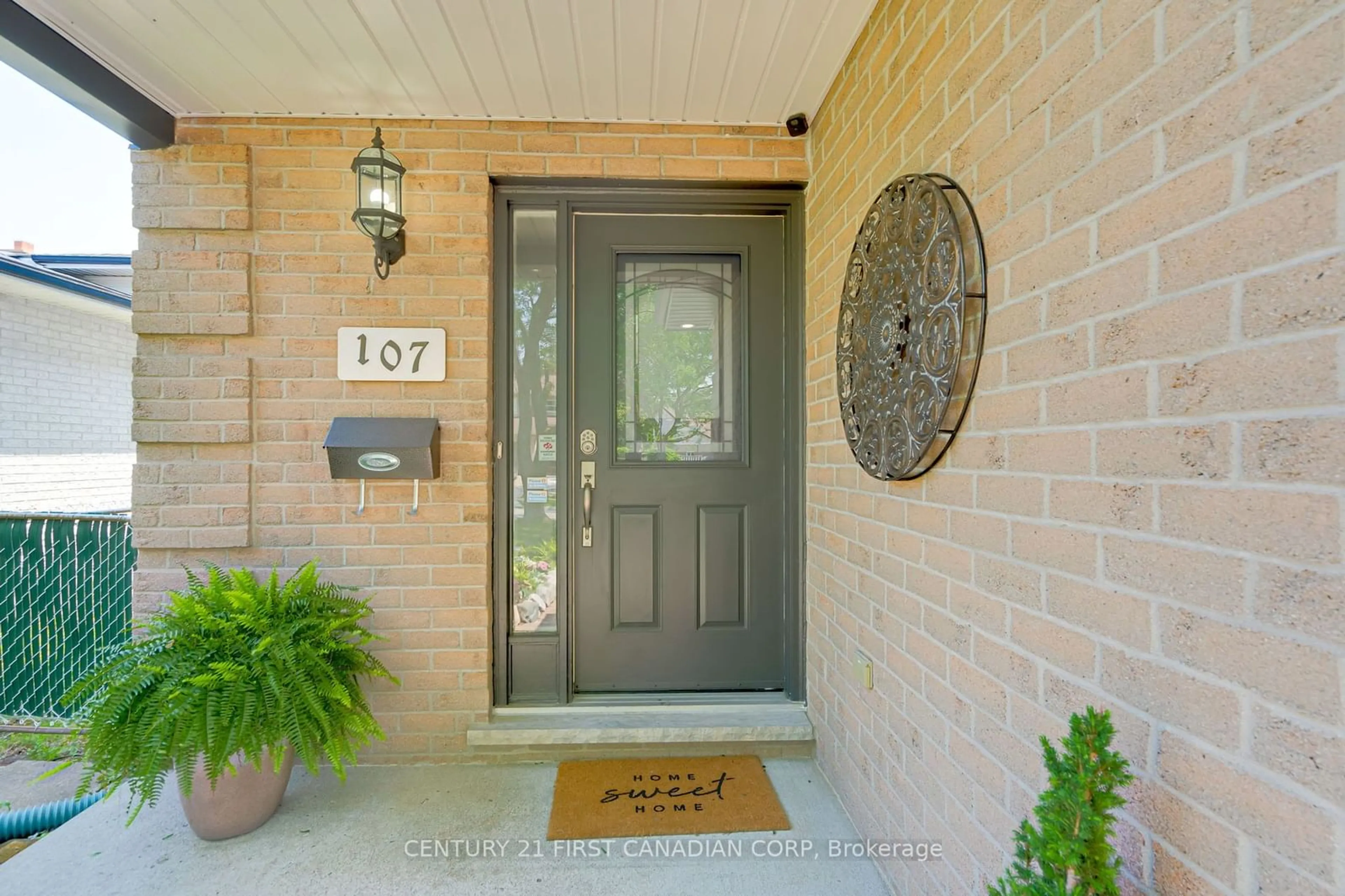 Indoor entryway for 107 Chancton Cres, London Ontario N6E 2Y5