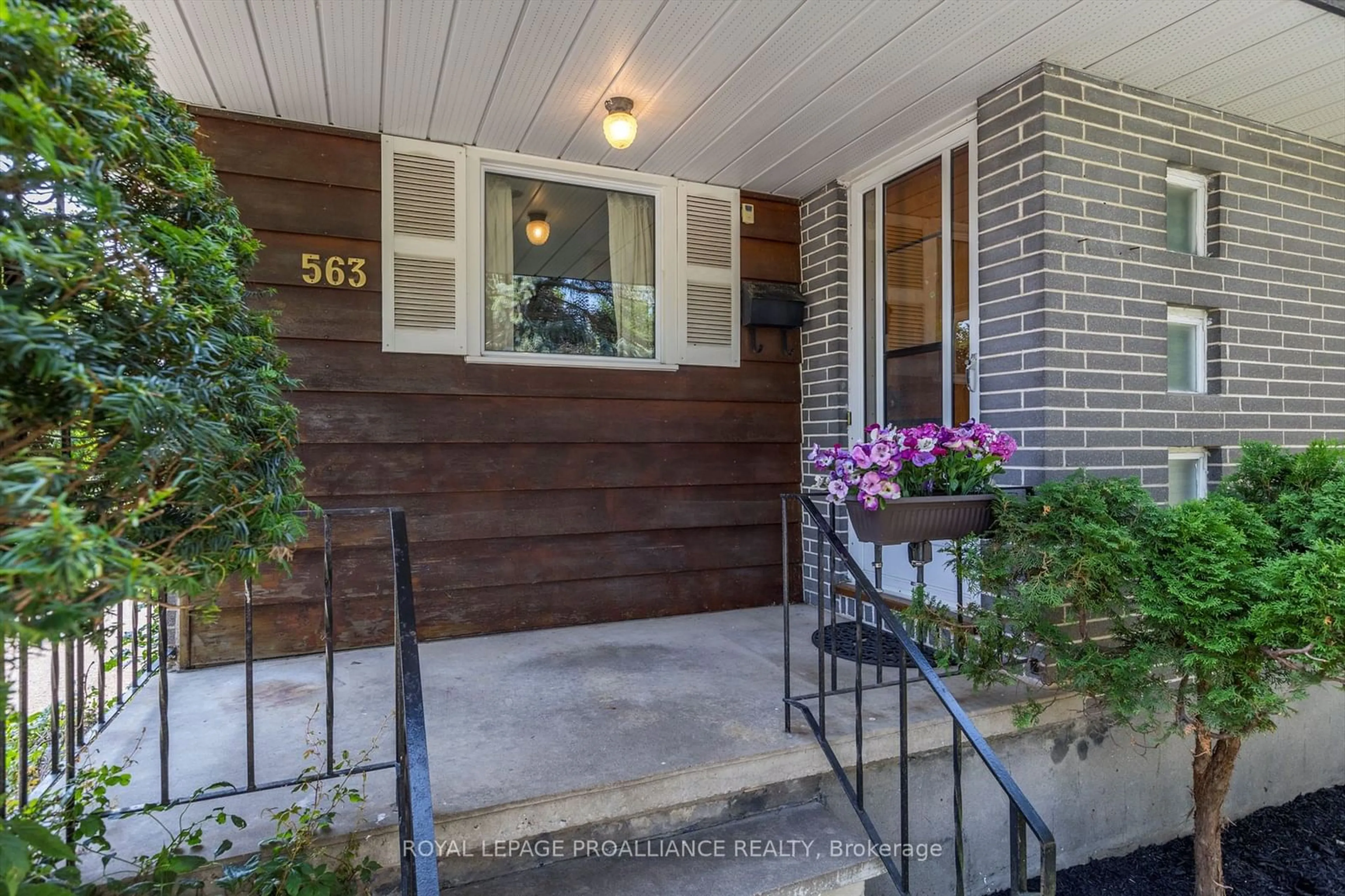 Indoor entryway for 563 Poplar St, Peterborough Ontario K9H 5N5