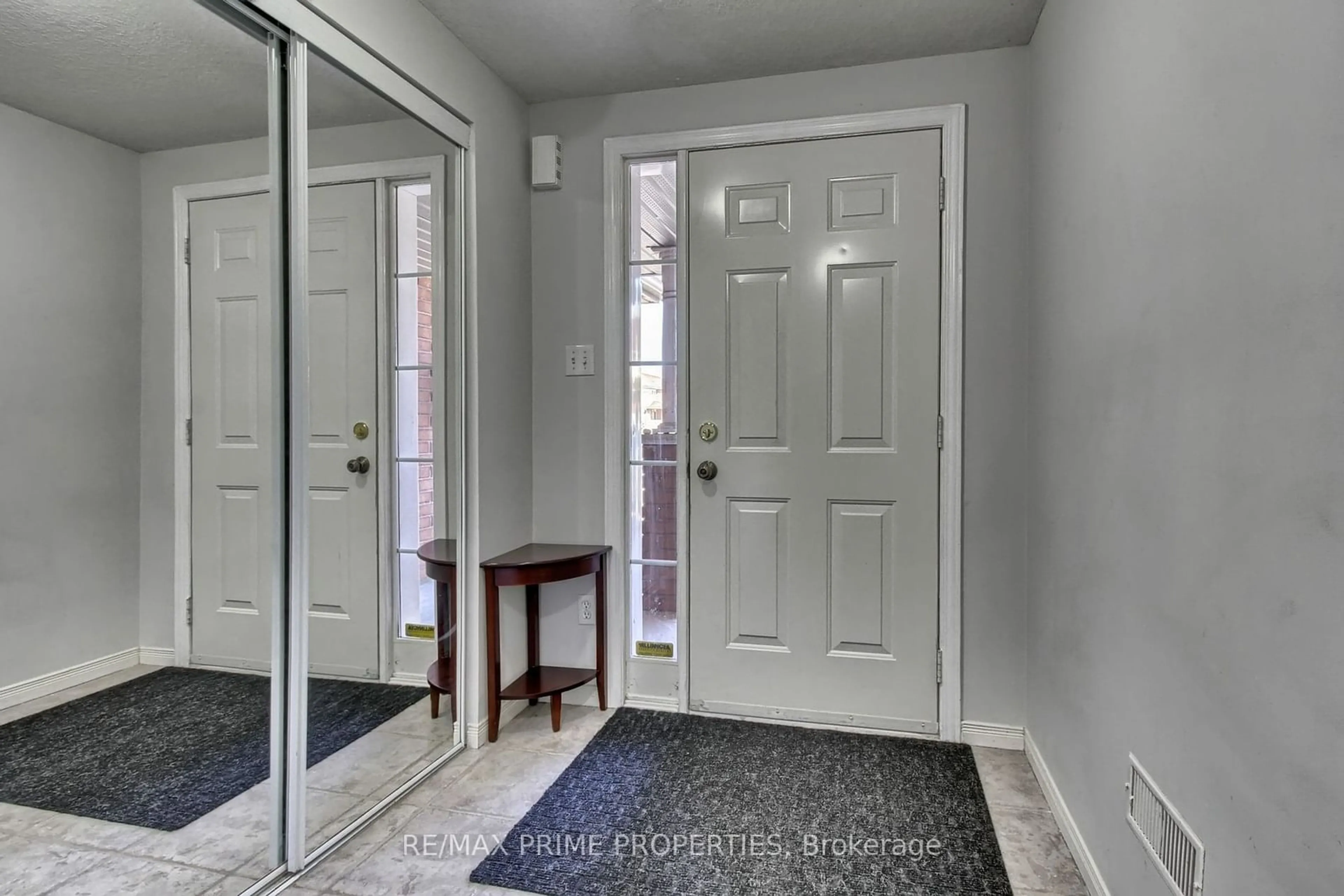Indoor entryway for 55 Ferncliffe St, Cambridge Ontario N1T 2E1