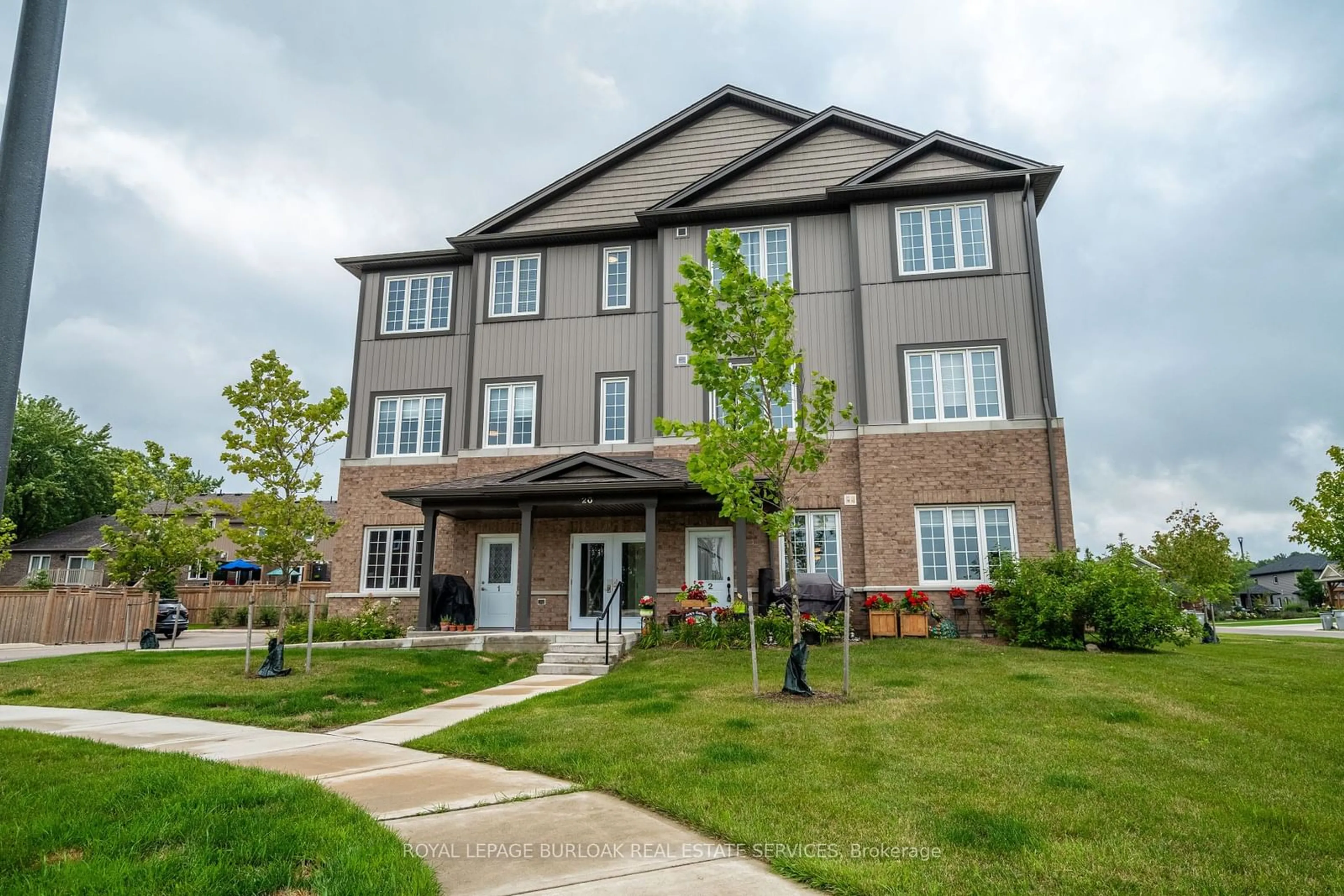 A pic from exterior of the house or condo for 20 Murray Crt #2, Perth East Ontario N2K 1M0