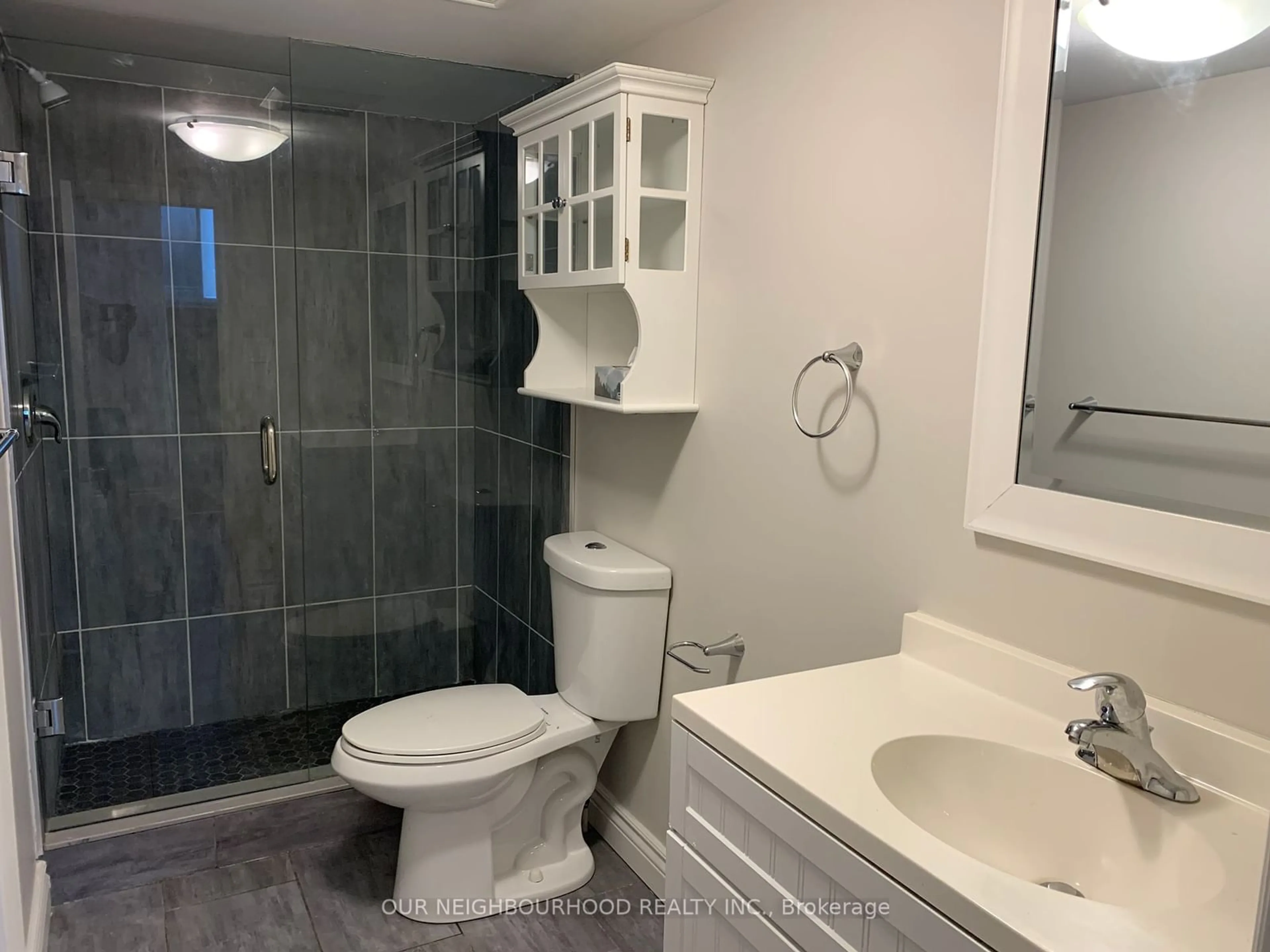 Standard bathroom for 1466 Westbrook Dr, Peterborough Ontario K9J 6R4