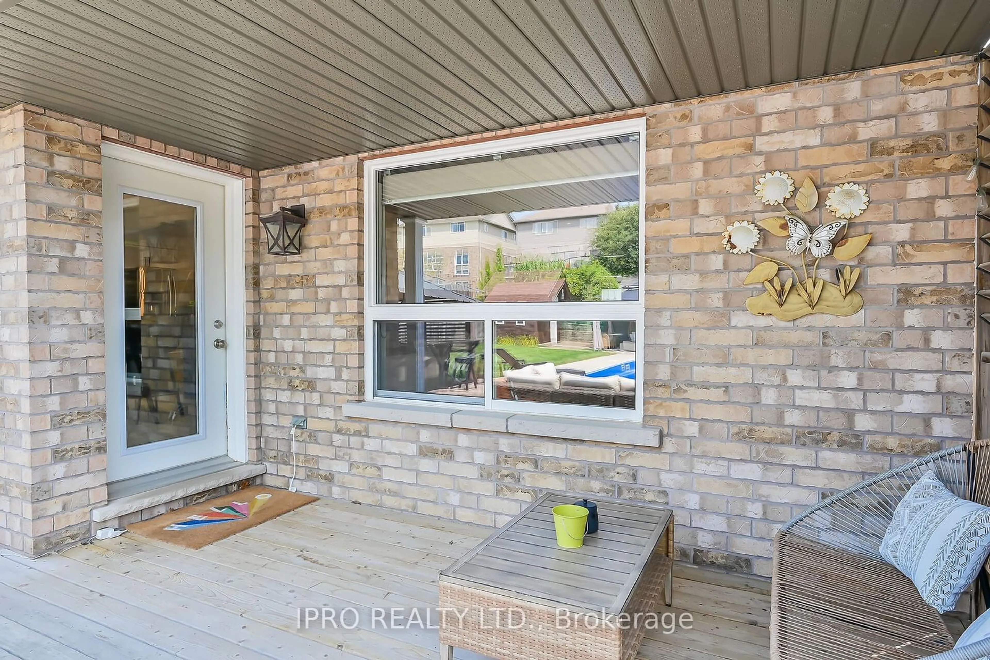 Indoor entryway for 166 Hilltop Dr, North Dumfries Ontario N0B 1E0