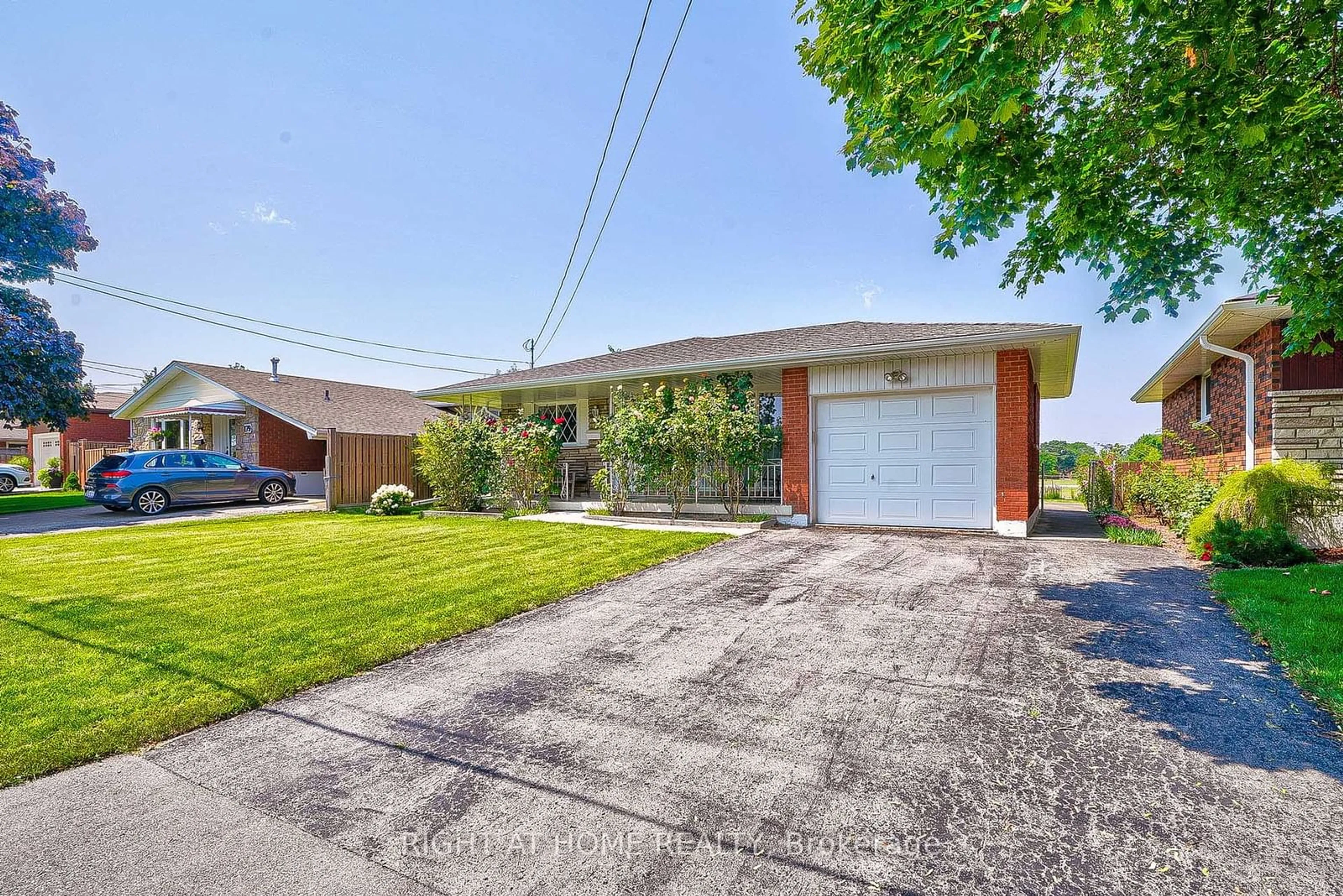 Frontside or backside of a home for 183 Oakland Dr, Hamilton Ontario L8E 1B7