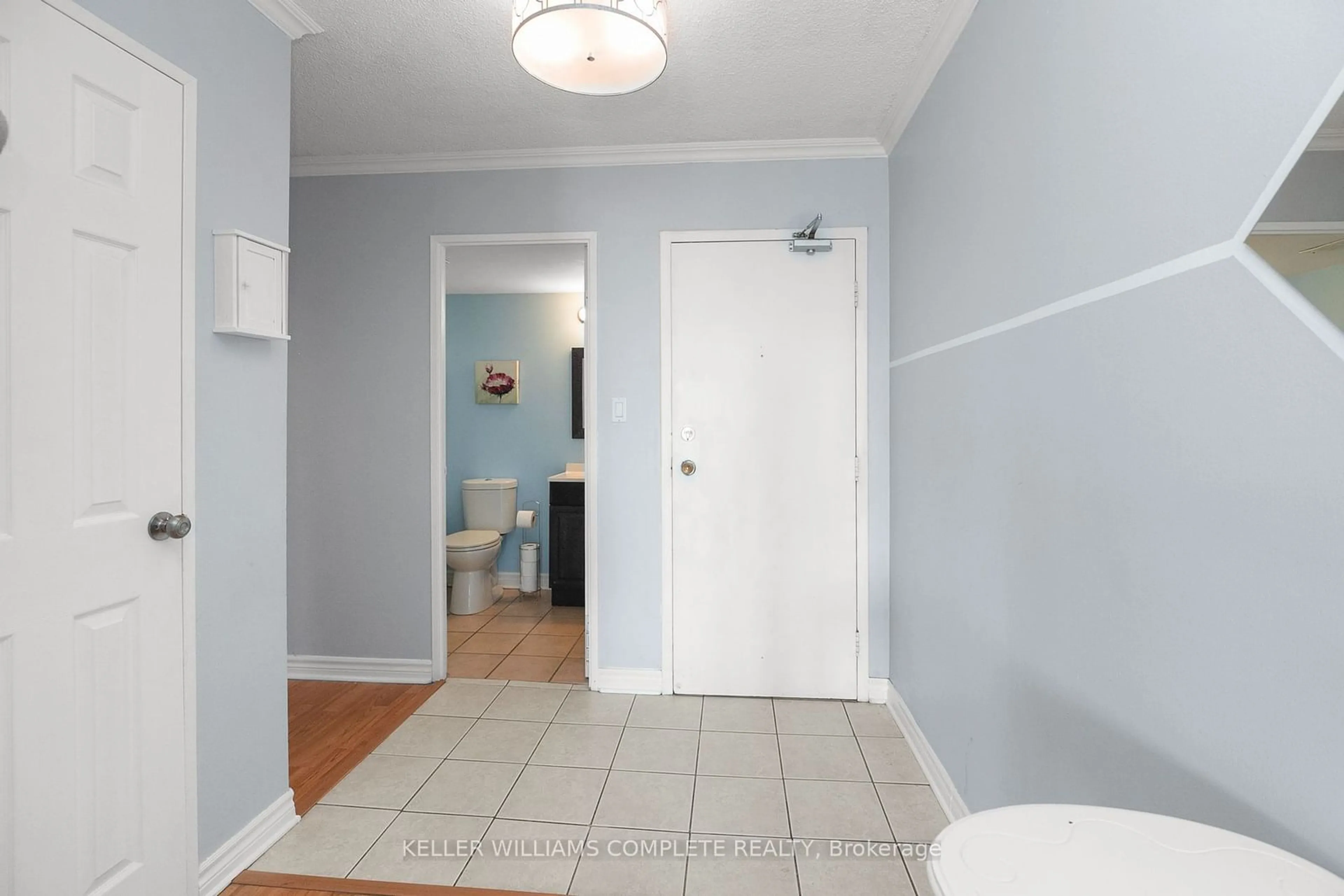 Indoor entryway for 150 Charlton Ave #2206, Hamilton Ontario L8N 3X3