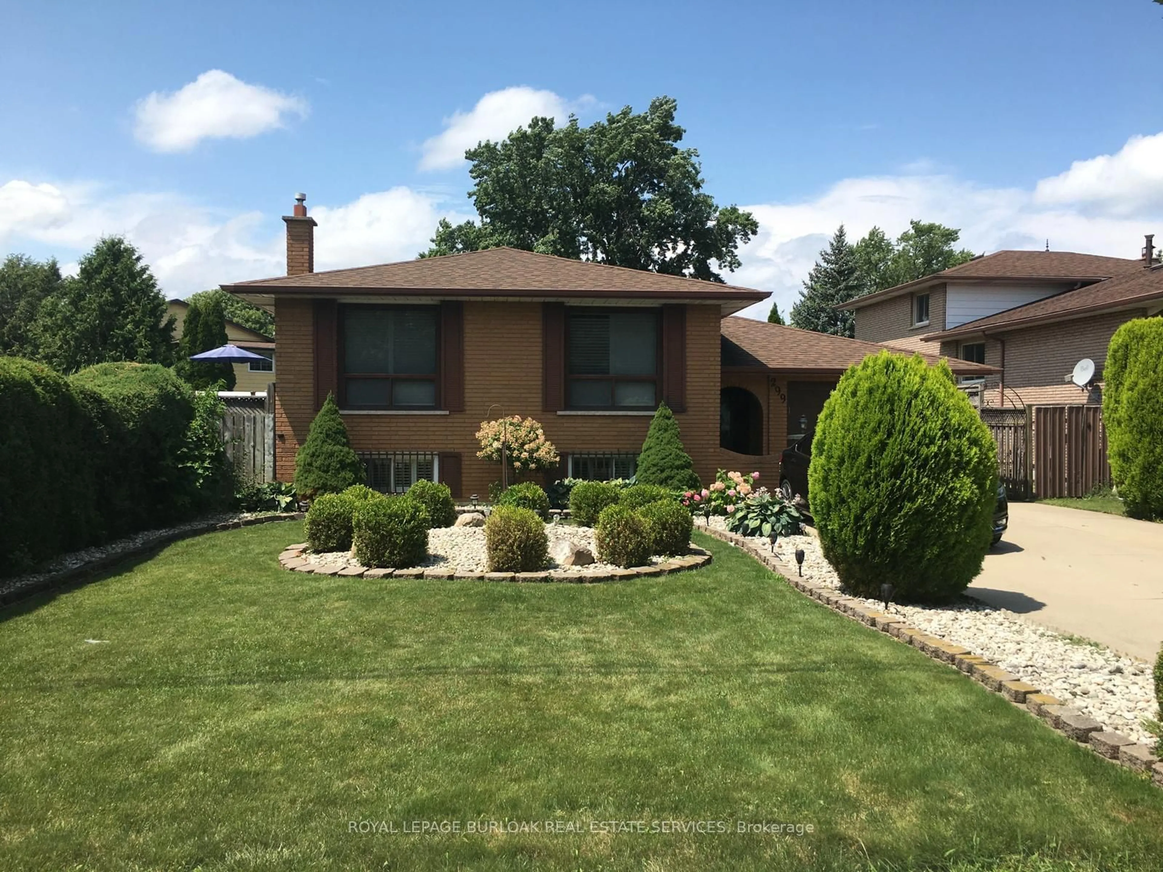 Frontside or backside of a home for 299 Eastdale Blvd, Hamilton Ontario L8E 3W9