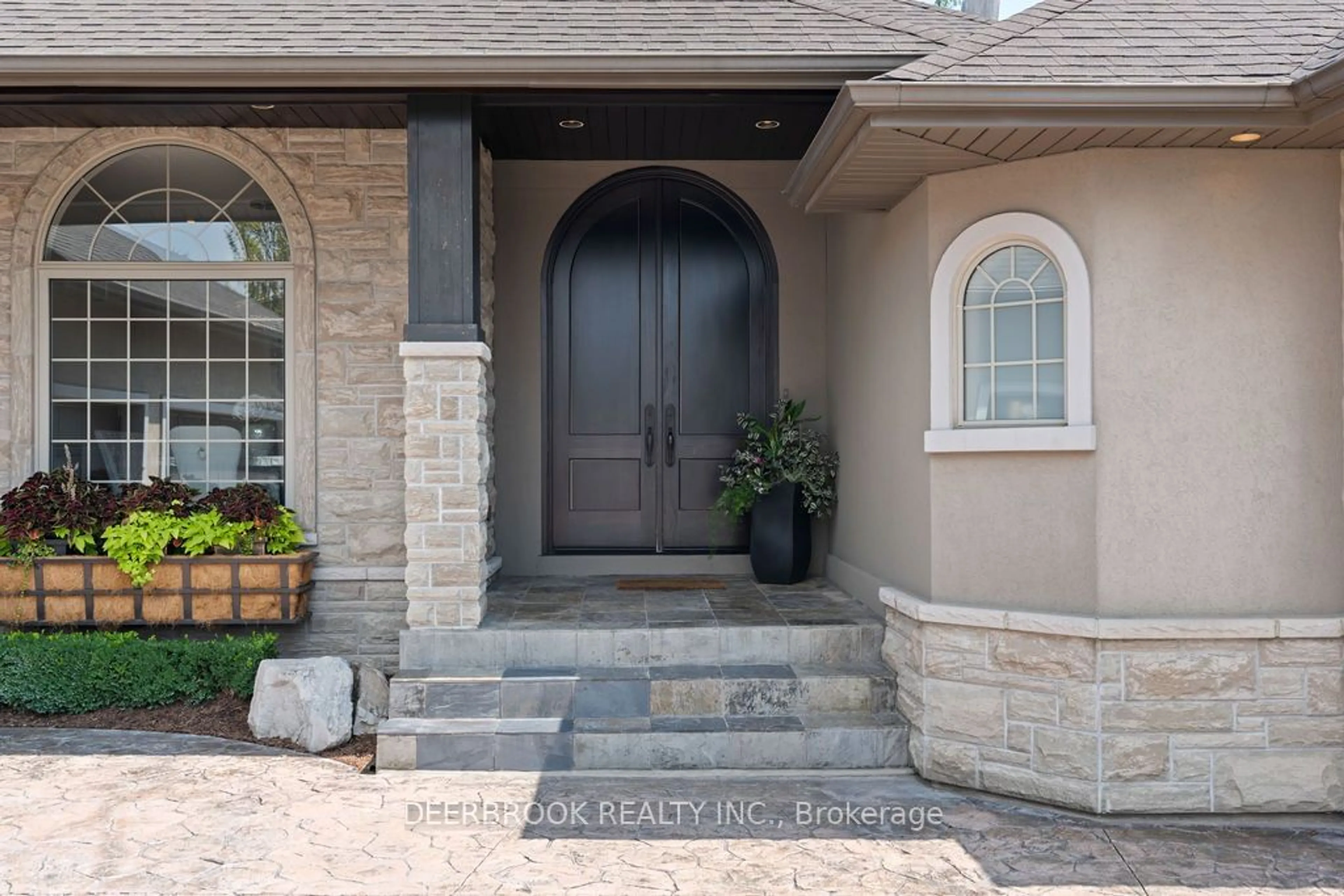 Indoor entryway for 490 Allison Cres, Tecumseh Ontario N8N 4Y1