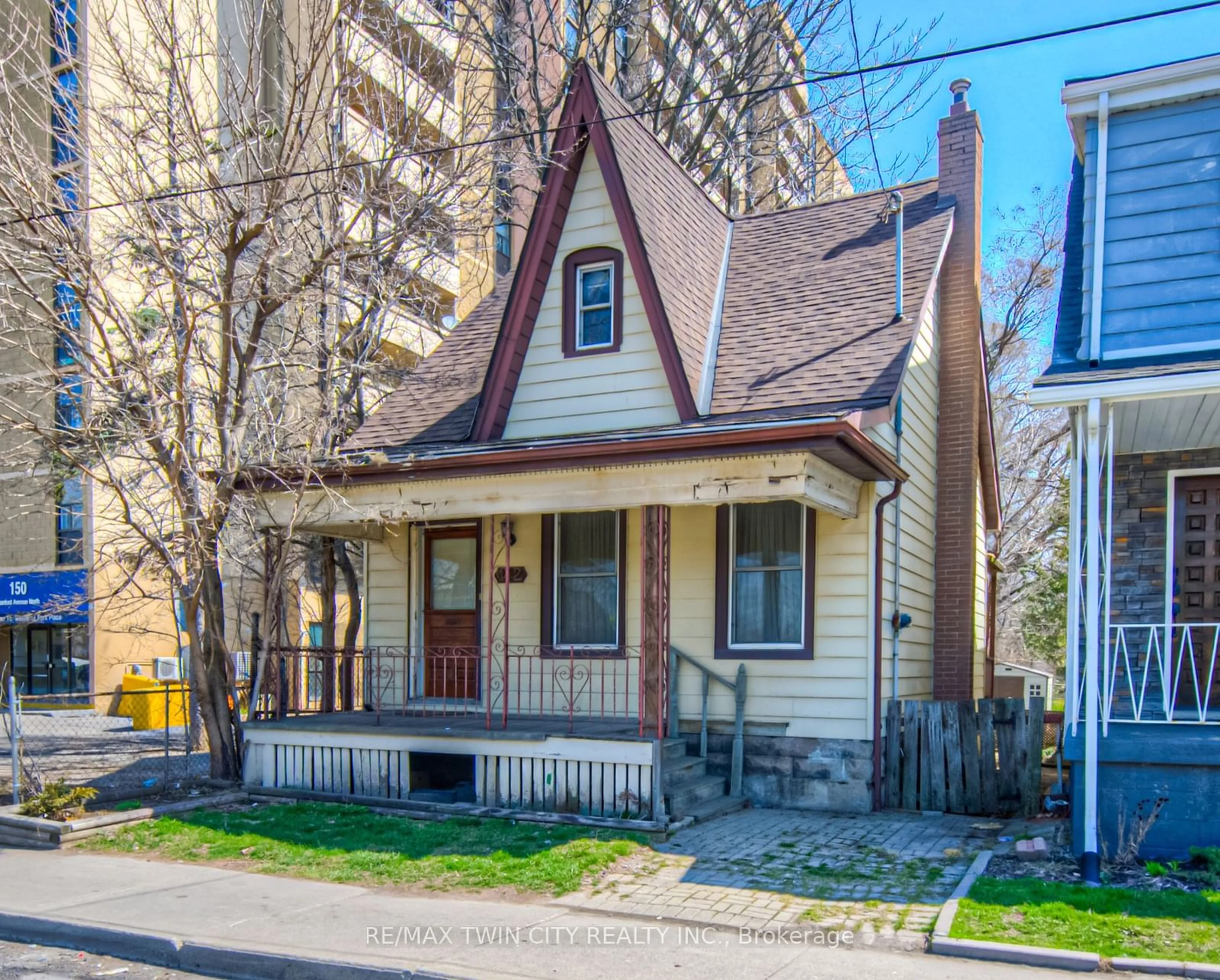 Frontside or backside of a home for 142 Sanford Ave, Hamilton Ontario L8L 5Z5