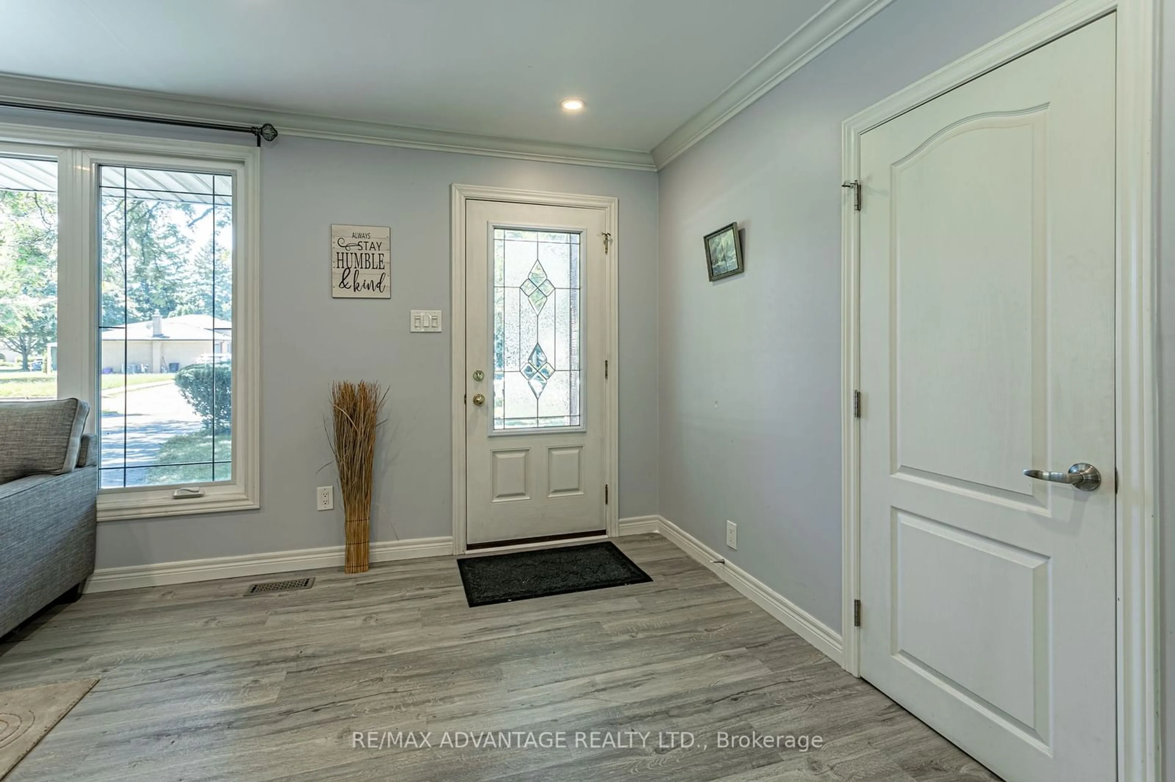 Indoor entryway, wood floors for 1156 Lancaster St, London Ontario N5V 2L5