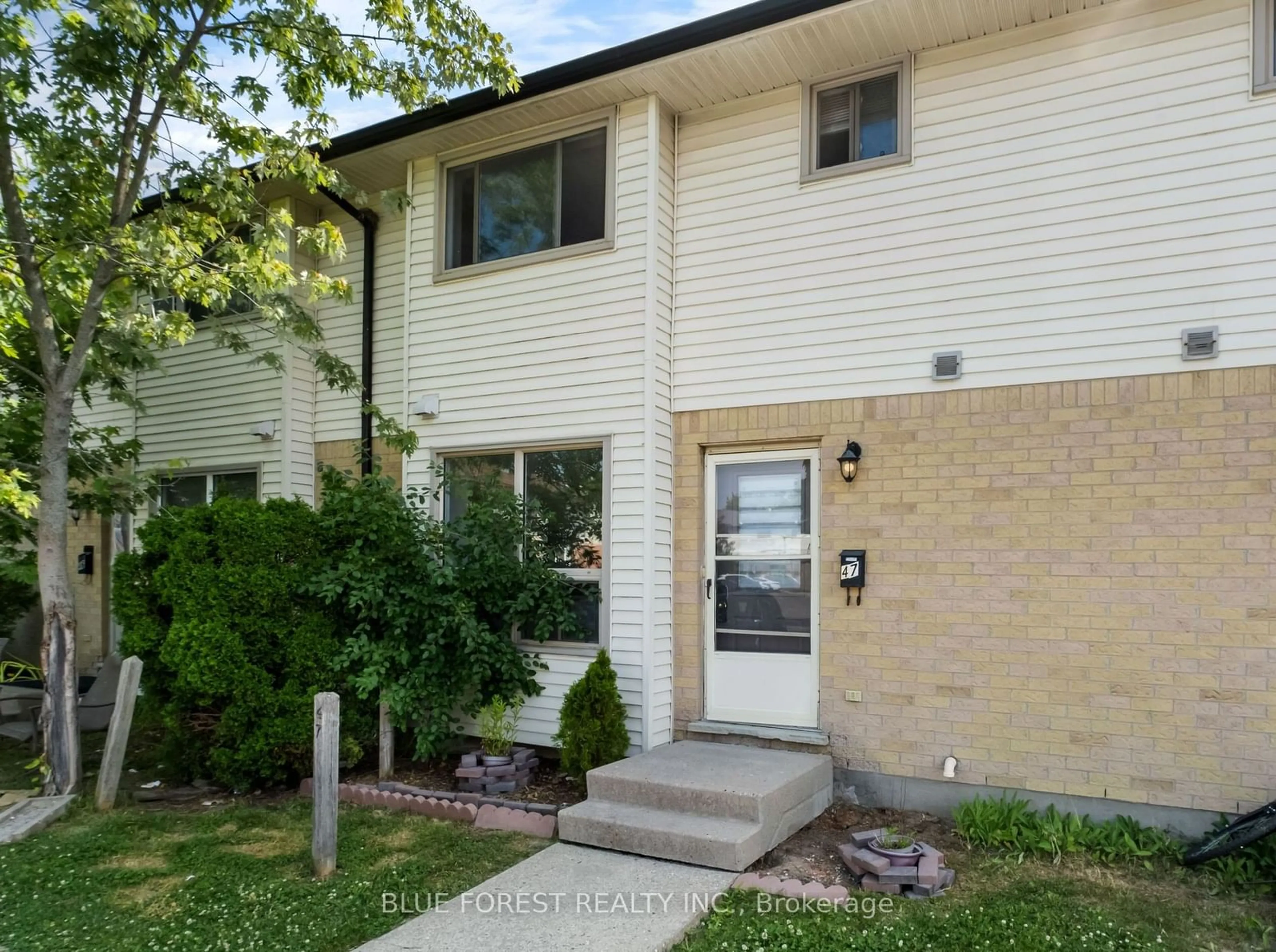 A pic from exterior of the house or condo for 135 Belmont Dr #47, London Ontario N6J 4J3