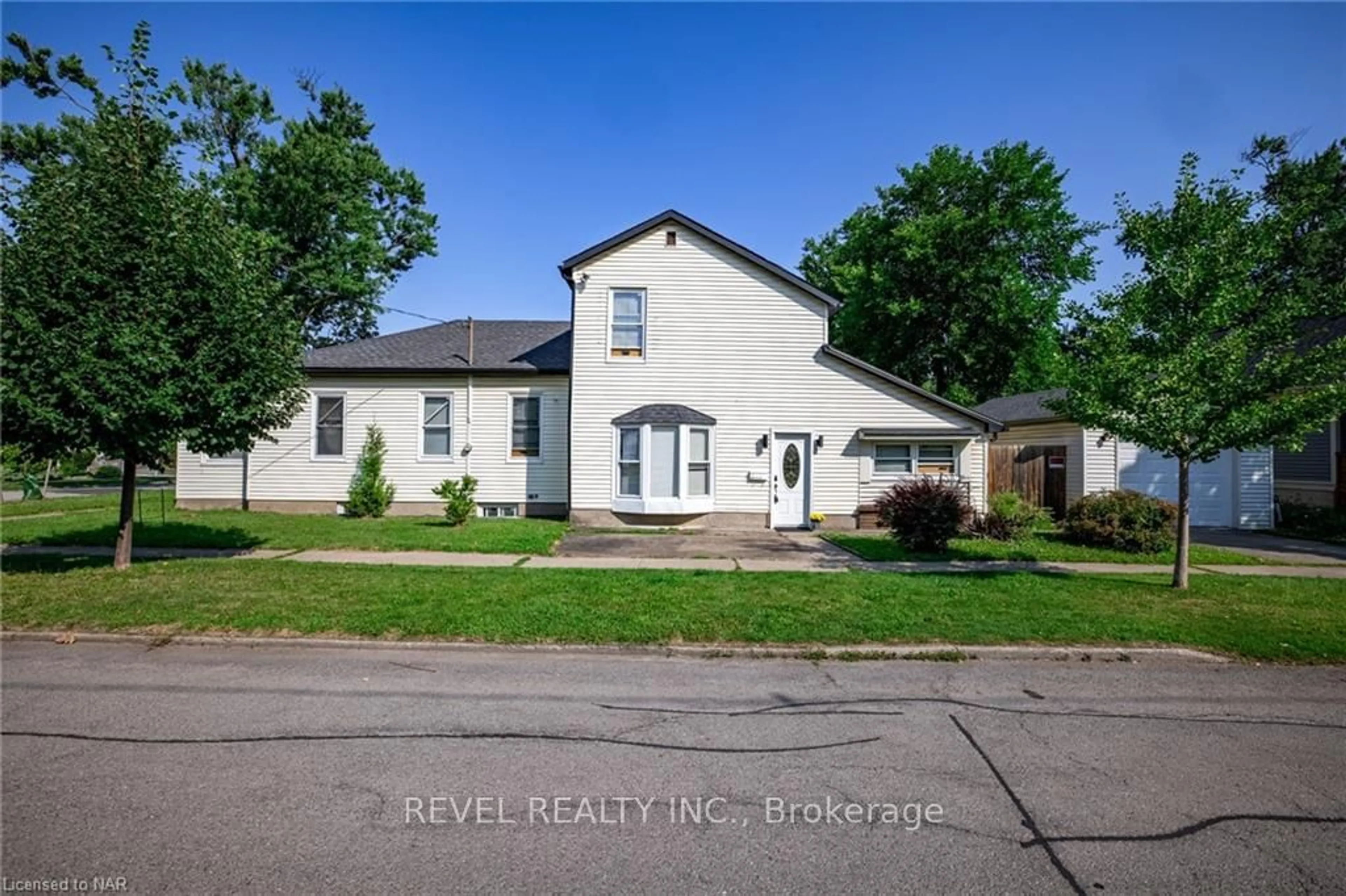 Frontside or backside of a home for 16 Dexter St, St. Catharines Ontario L2S 2L6