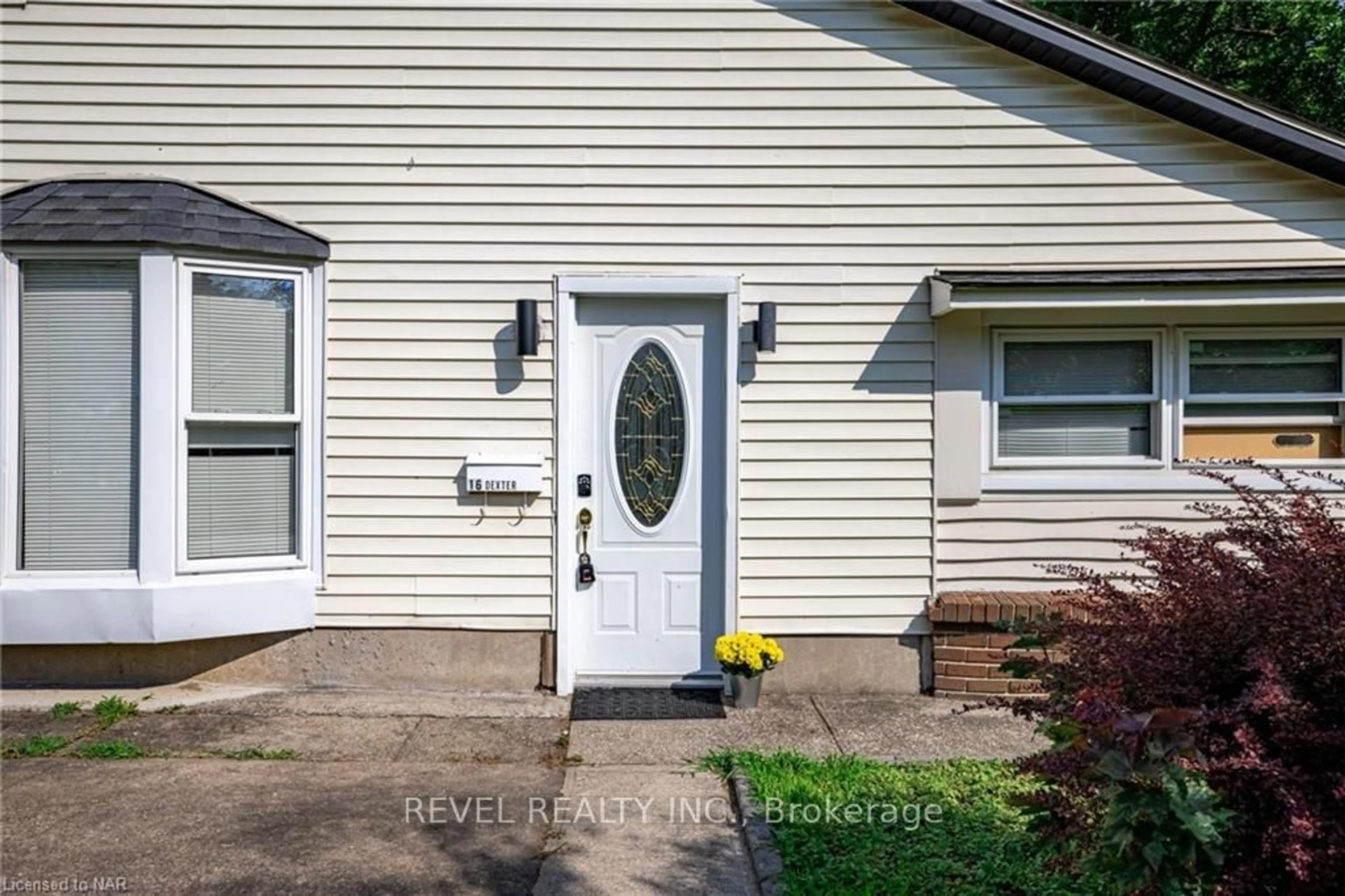 Indoor entryway for 16 Dexter St, St. Catharines Ontario L2S 2L6