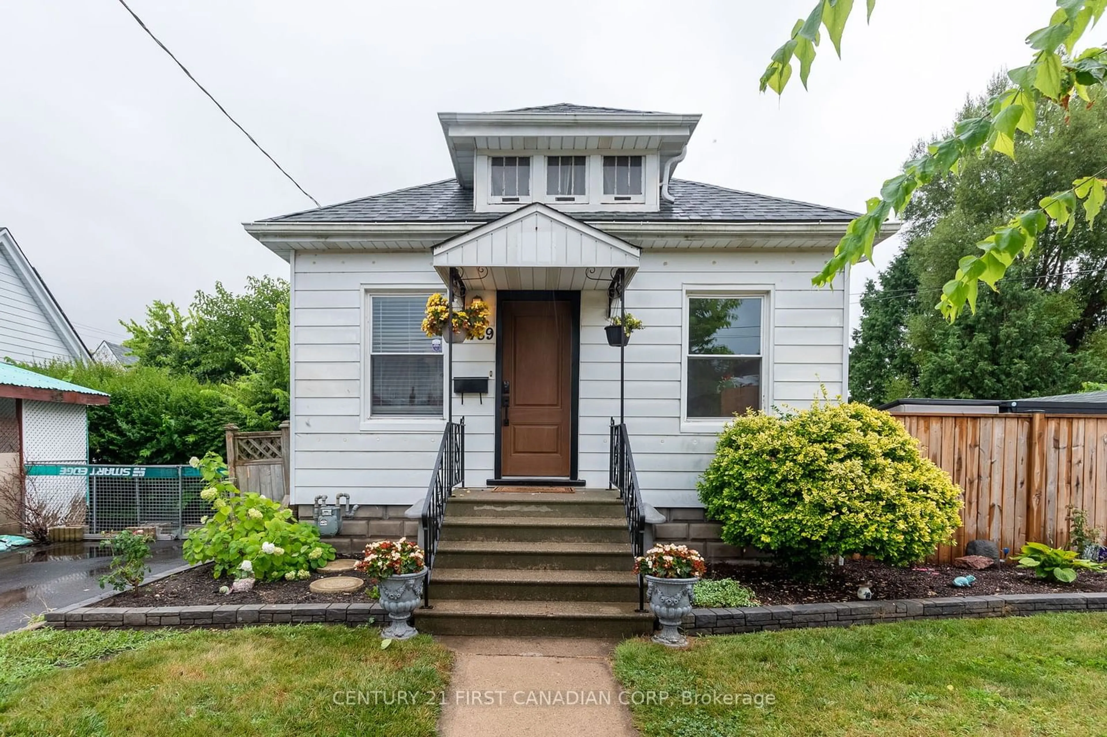 Outside view for 789 Walker St, London Ontario N5Z 1J3