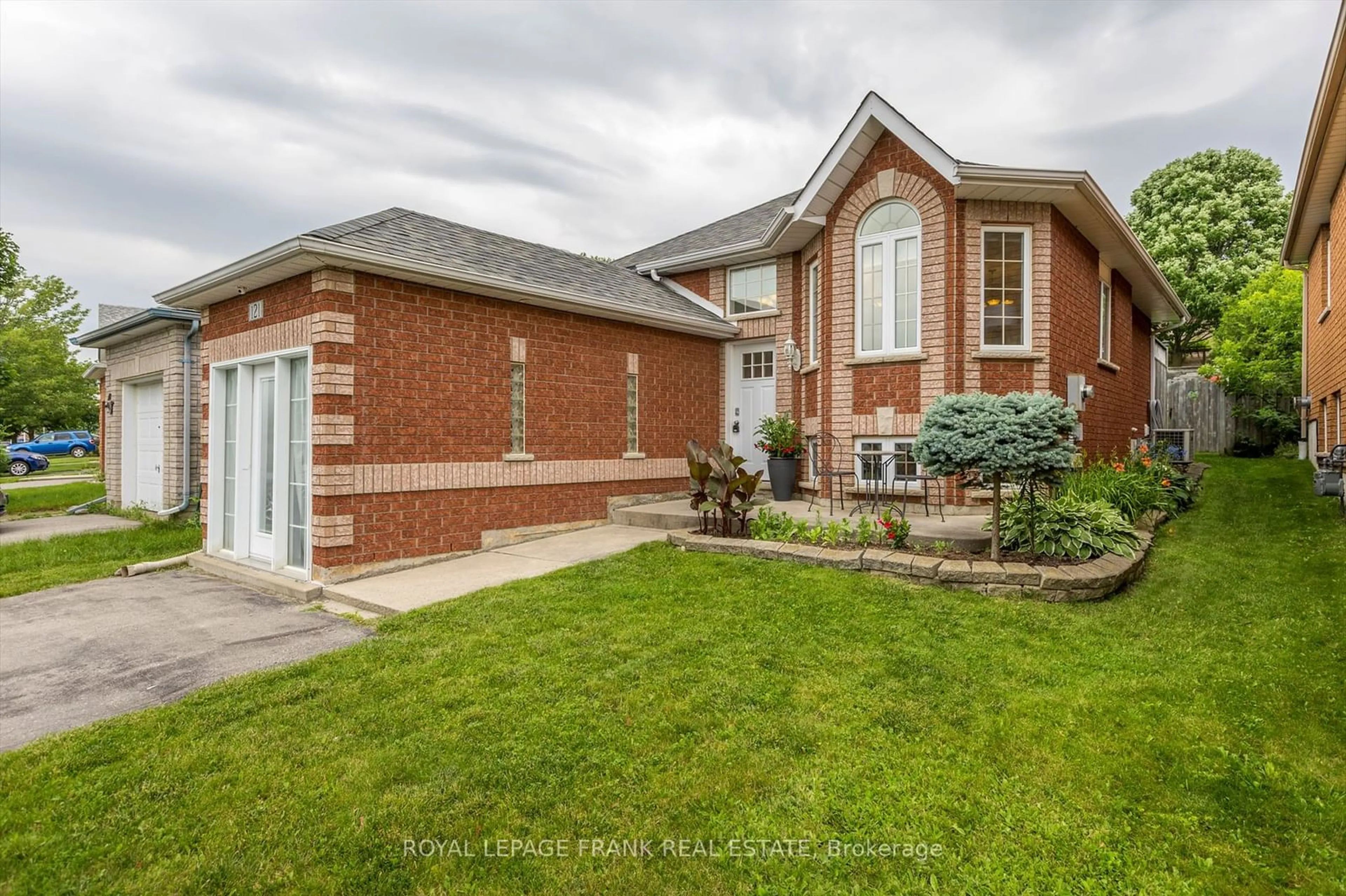 Frontside or backside of a home for 121 Haden Ave, Peterborough Ontario K9H 7P6