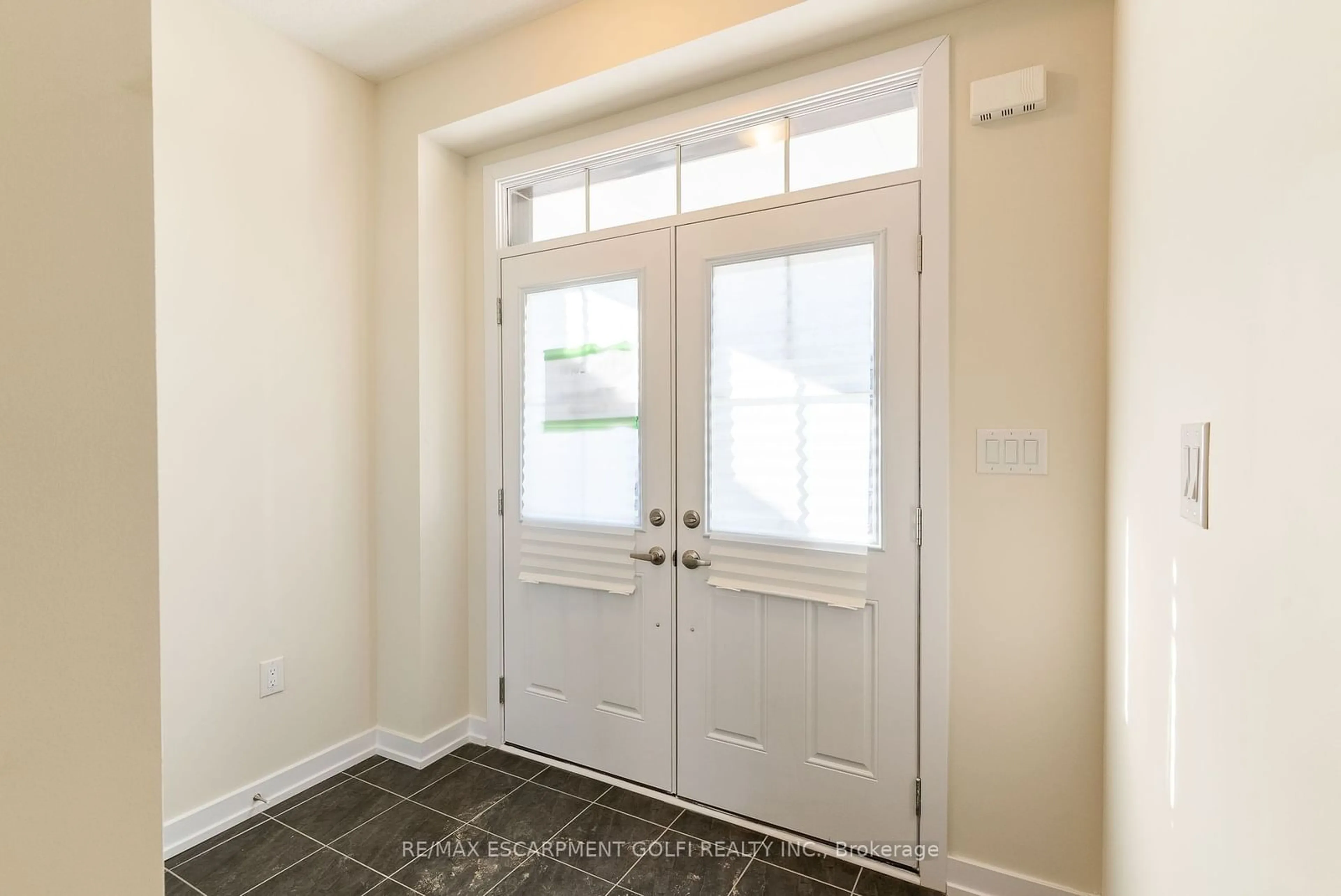 Indoor entryway for 29 Basswood Cres, Haldimand Ontario N3W 0H5