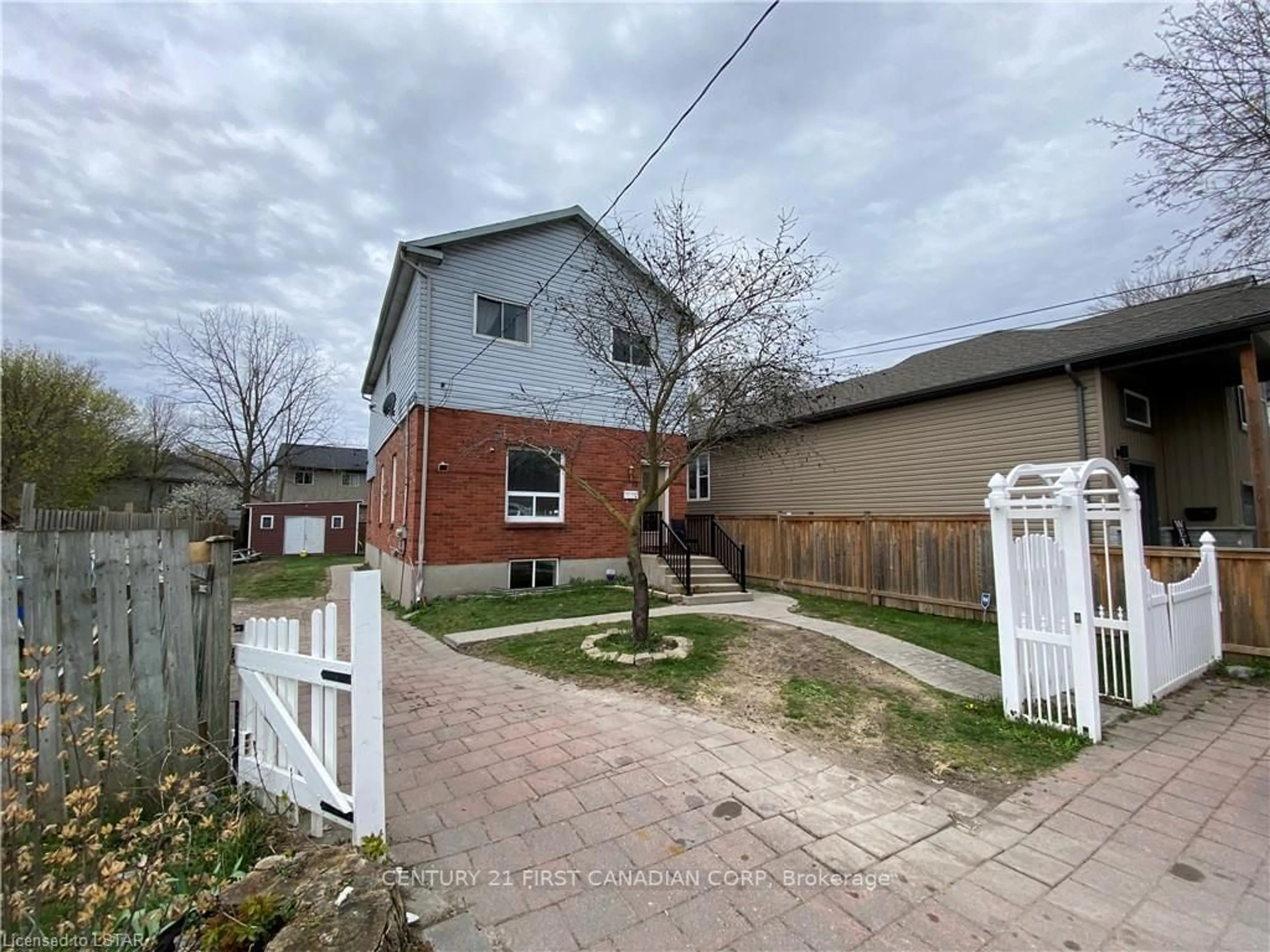 Frontside or backside of a home for 35 OLIVER St, London Ontario N5Z 2E7