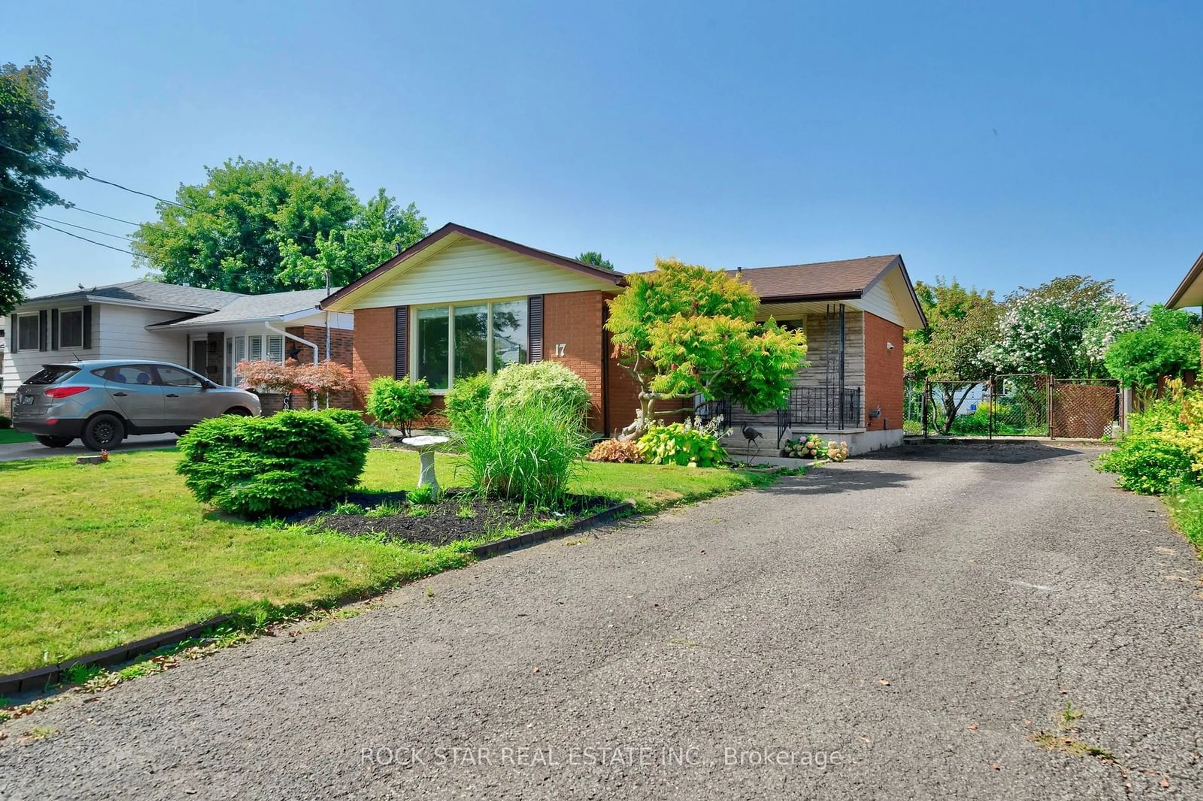 Outside view for 17 Bendingroad Cres, St. Catharines Ontario L2N 5R4