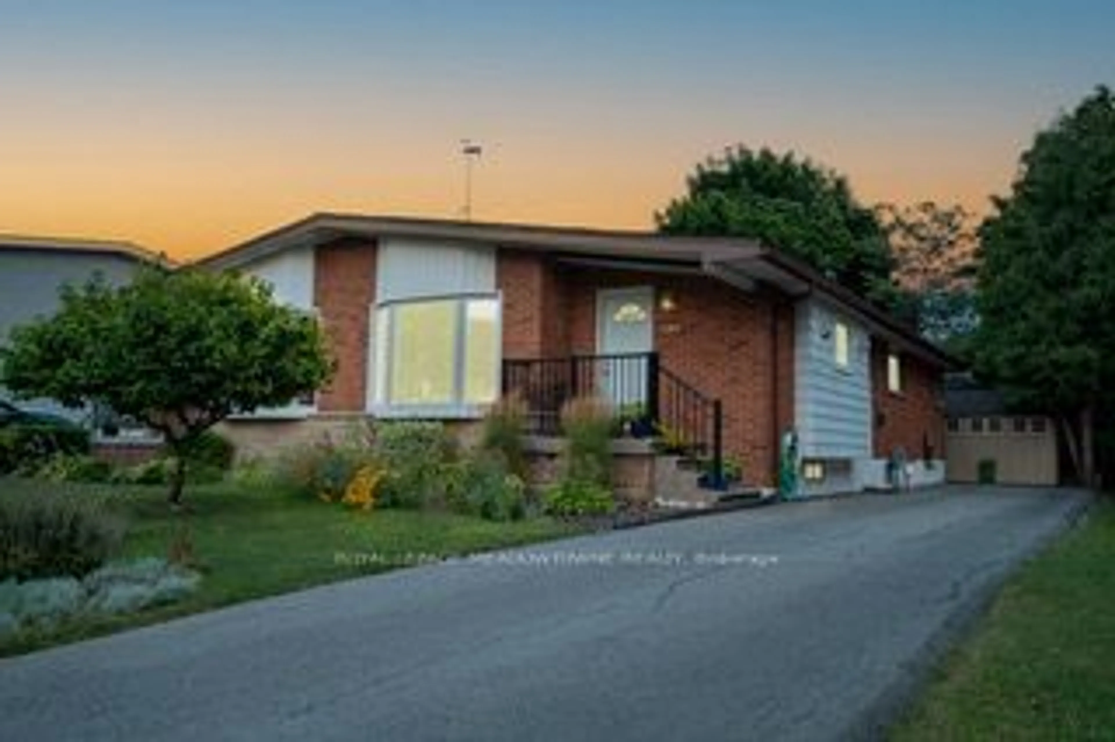 Frontside or backside of a home for 131 Meadowlark Dr, Hamilton Ontario L9A 2K8