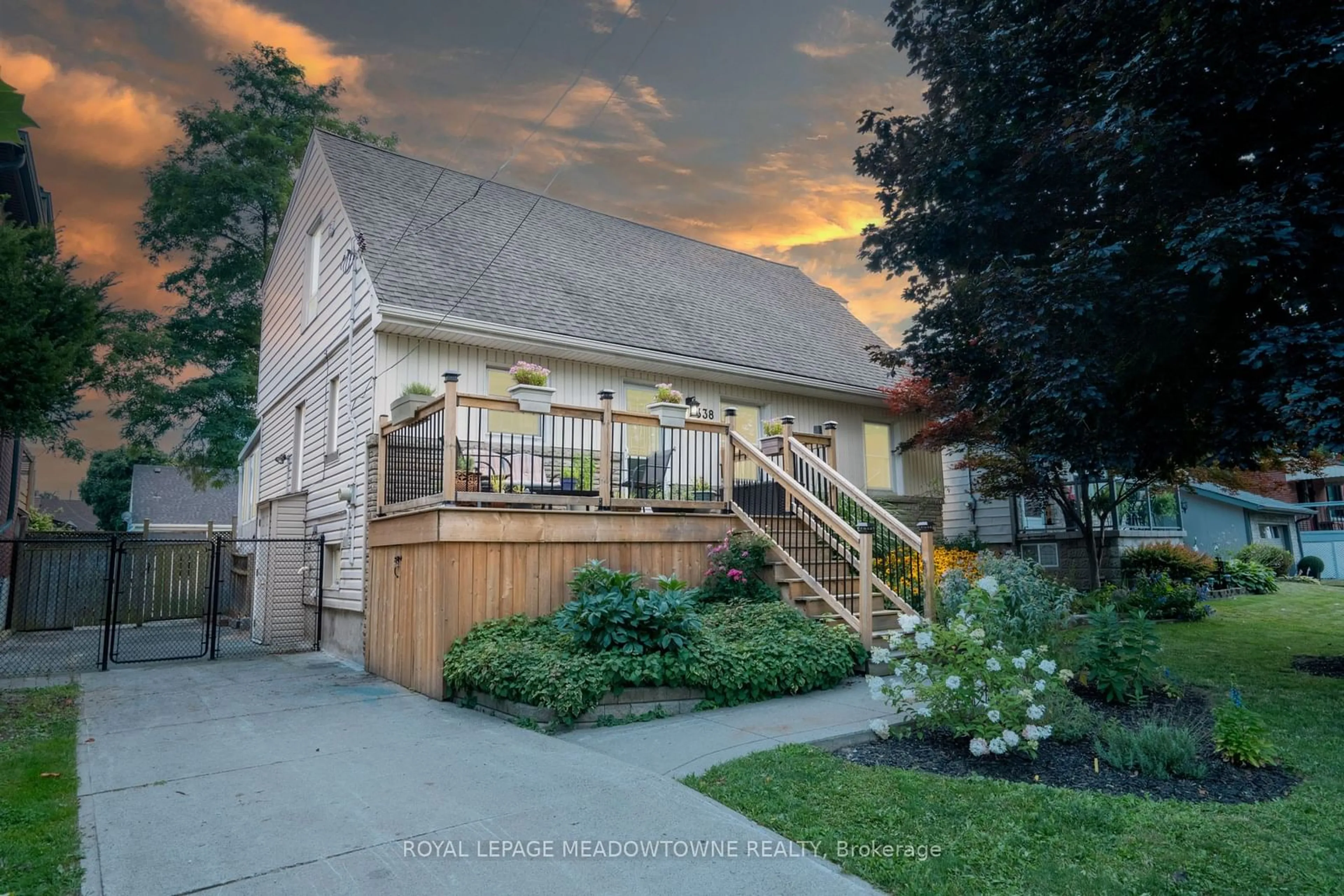 Frontside or backside of a home for 338 Inverness Ave, Hamilton Ontario L9A 1H5