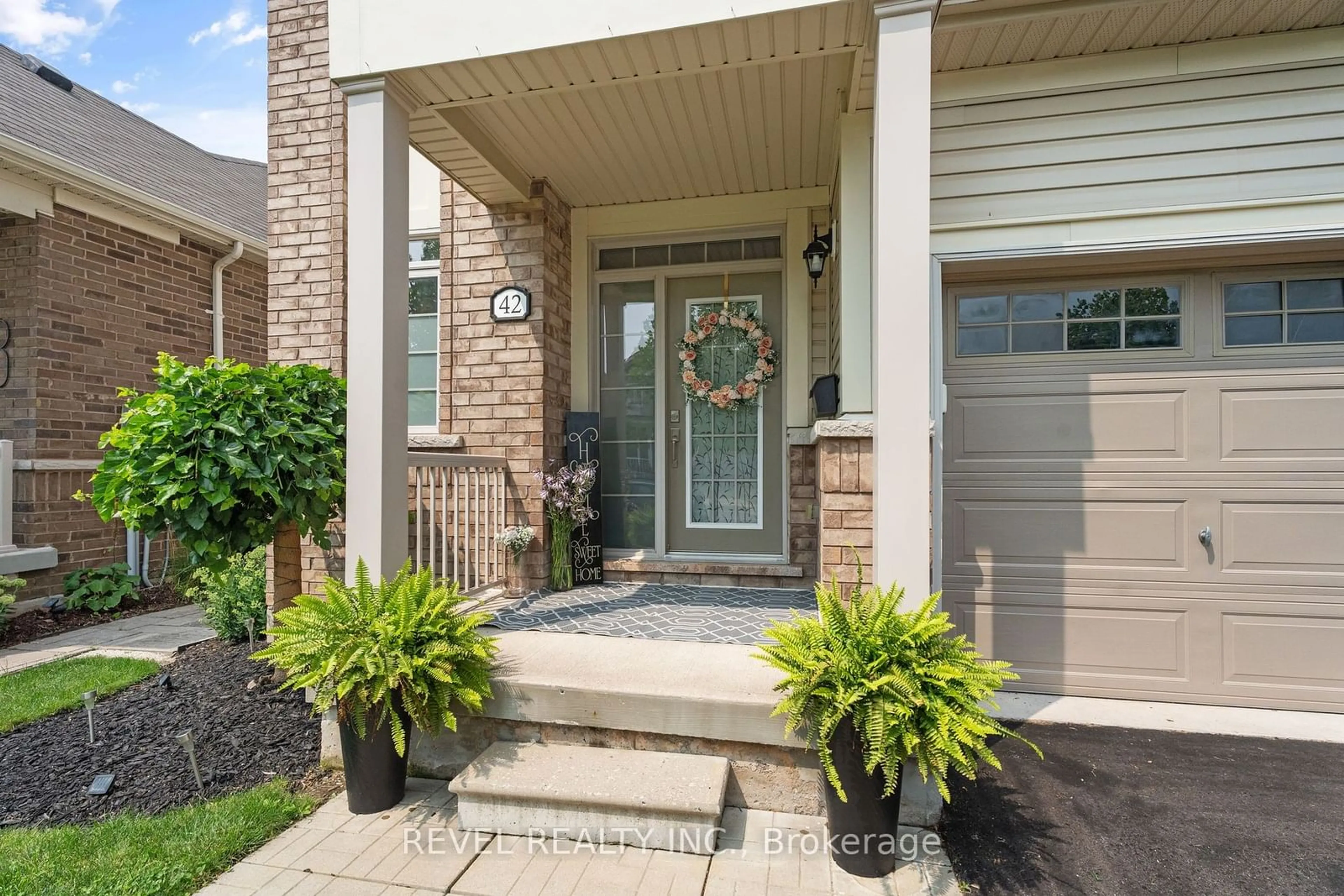 Indoor entryway for 42 Dominion Cres, Niagara-on-the-Lake Ontario L0S 1J1
