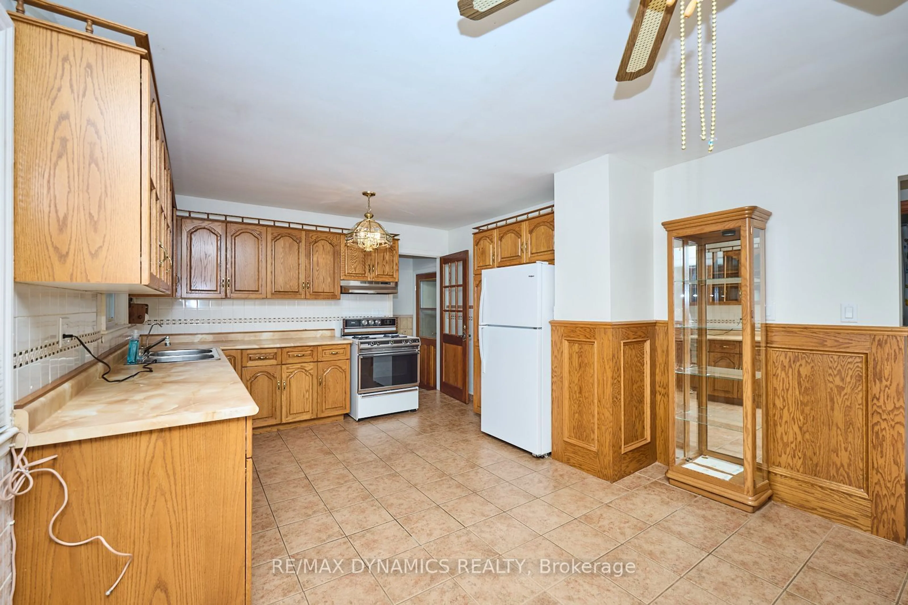 Standard kitchen for 6299 Murray St, Niagara Falls Ontario L2G 2K8