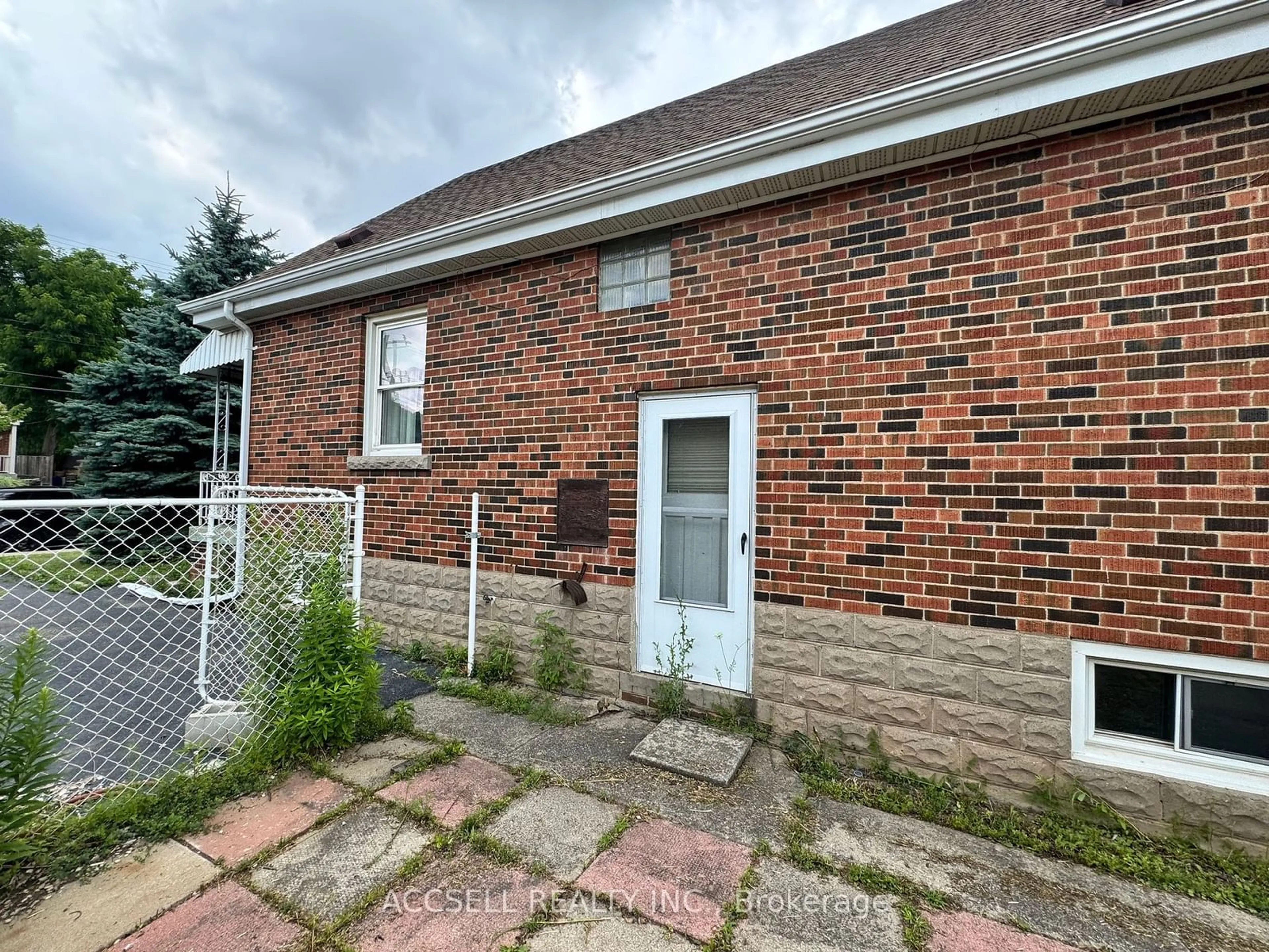 Home with brick exterior material for 167 Rosedale Ave, Hamilton Ontario L8K 4N4
