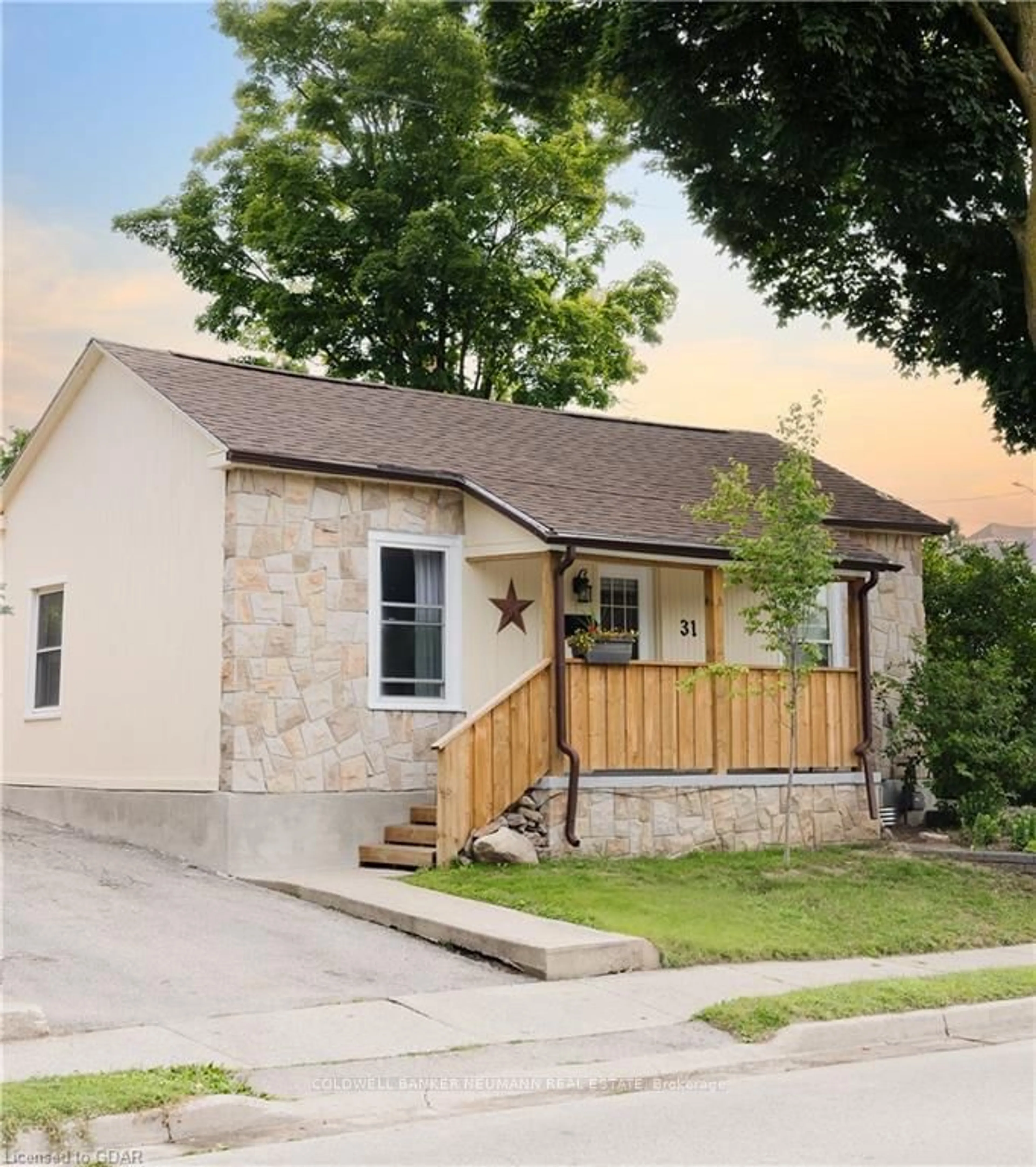 Frontside or backside of a home for 31 Bagot St, Guelph Ontario N1H 5T2