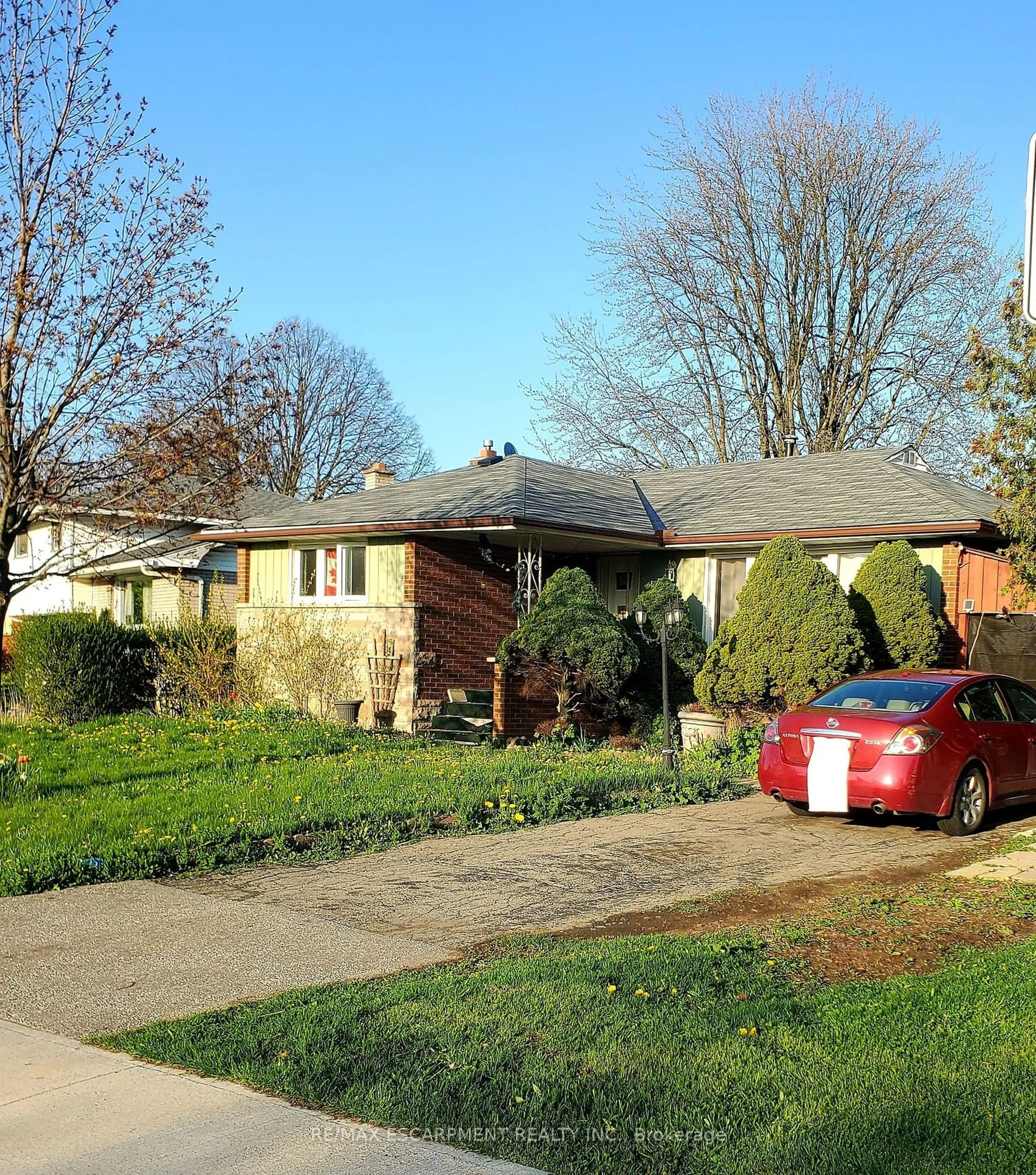 Frontside or backside of a home for 206 Columbia Dr, Hamilton Ontario L9C 3Y6