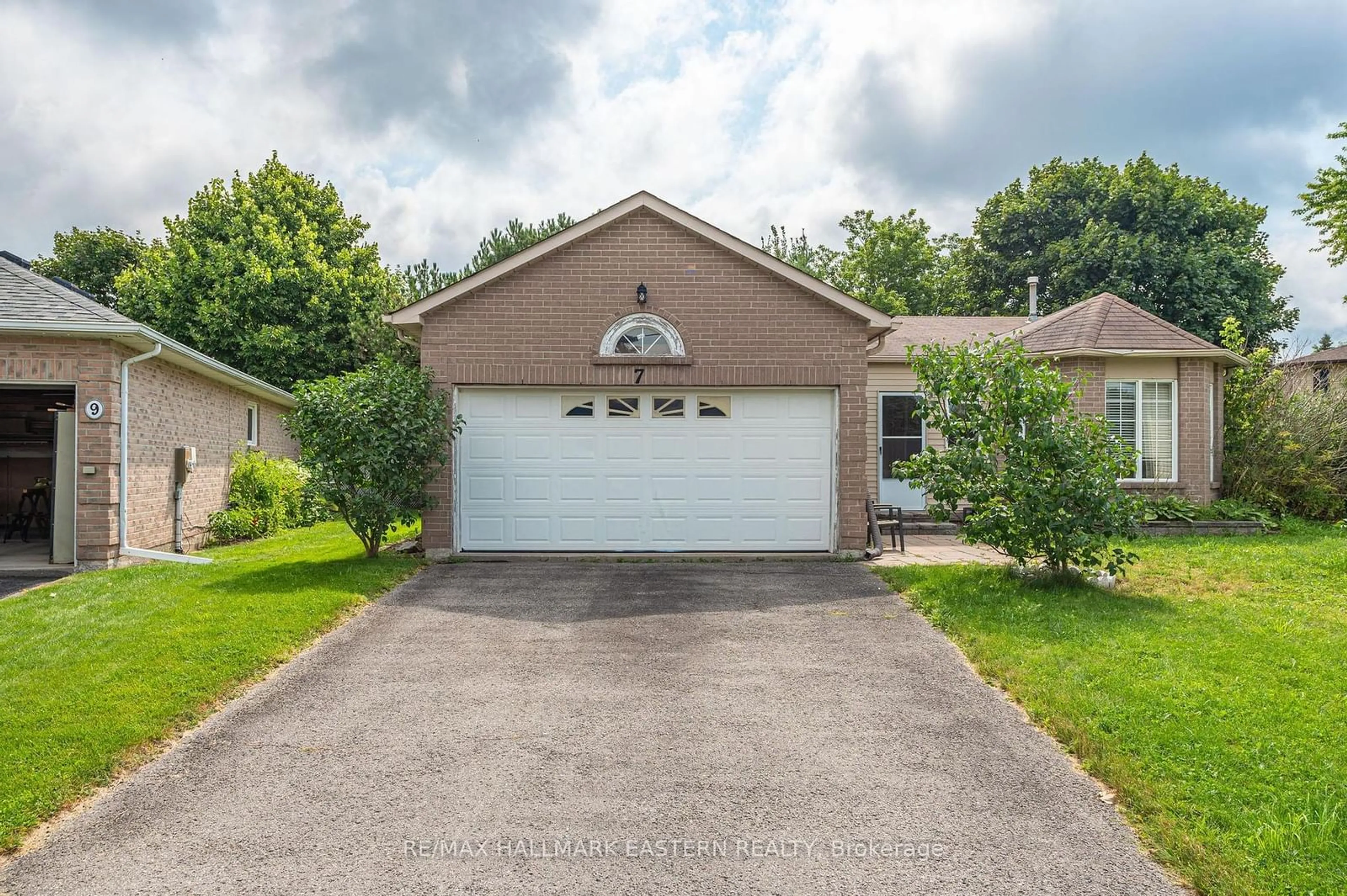 Frontside or backside of a home, cottage for 7 Cedar Crt, Kawartha Lakes Ontario K9V 6B1