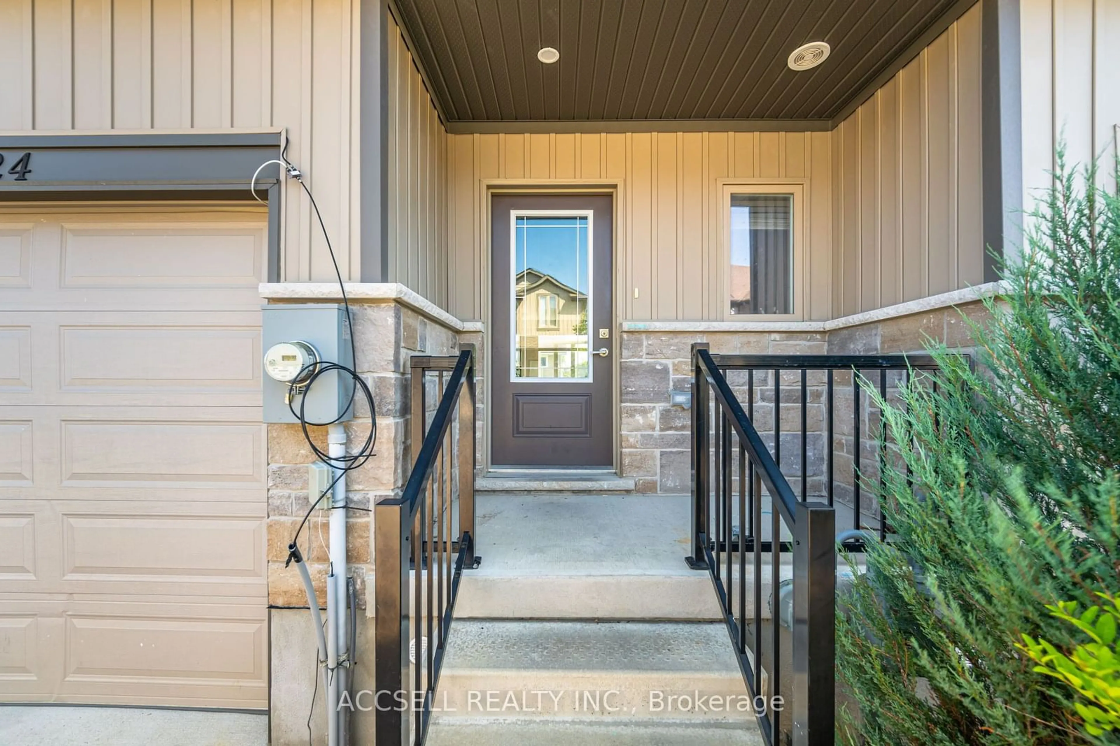 Indoor entryway for 1023 Devonshire Ave #24, Woodstock Ontario N4S 0E7