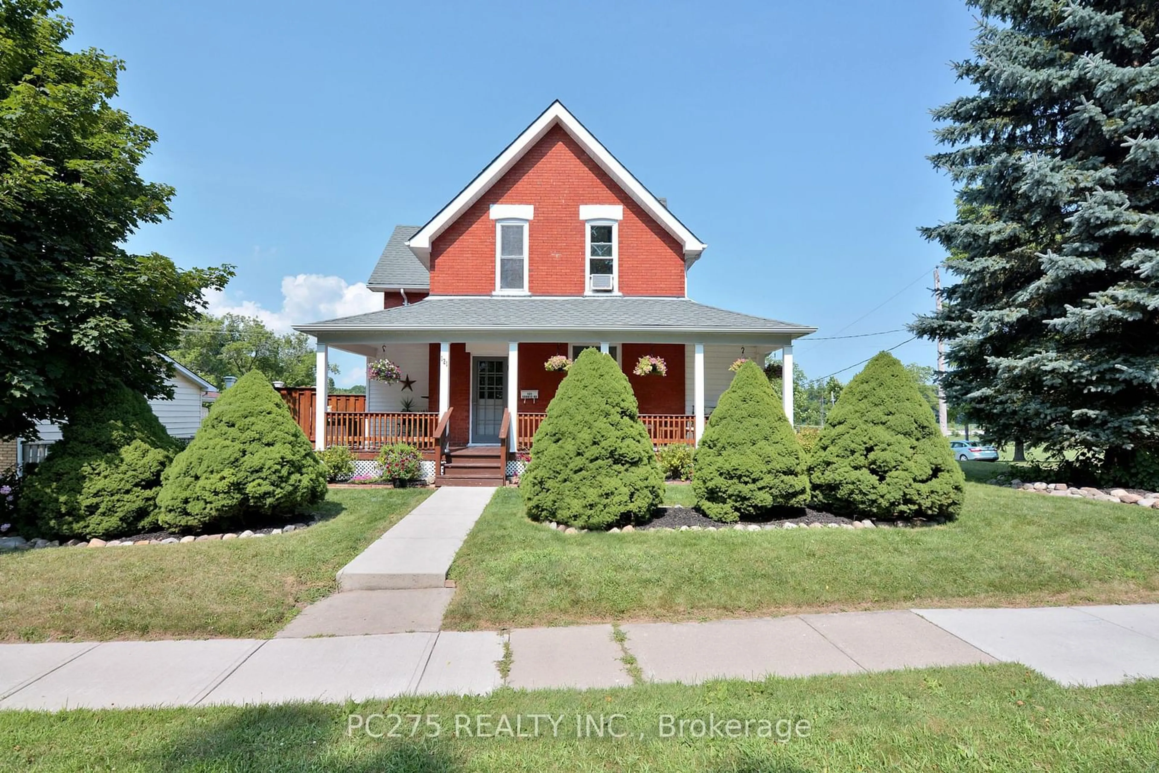 Frontside or backside of a home, the street view for 121 Currie Rd, Dutton/Dunwich Ontario N0L 1J0