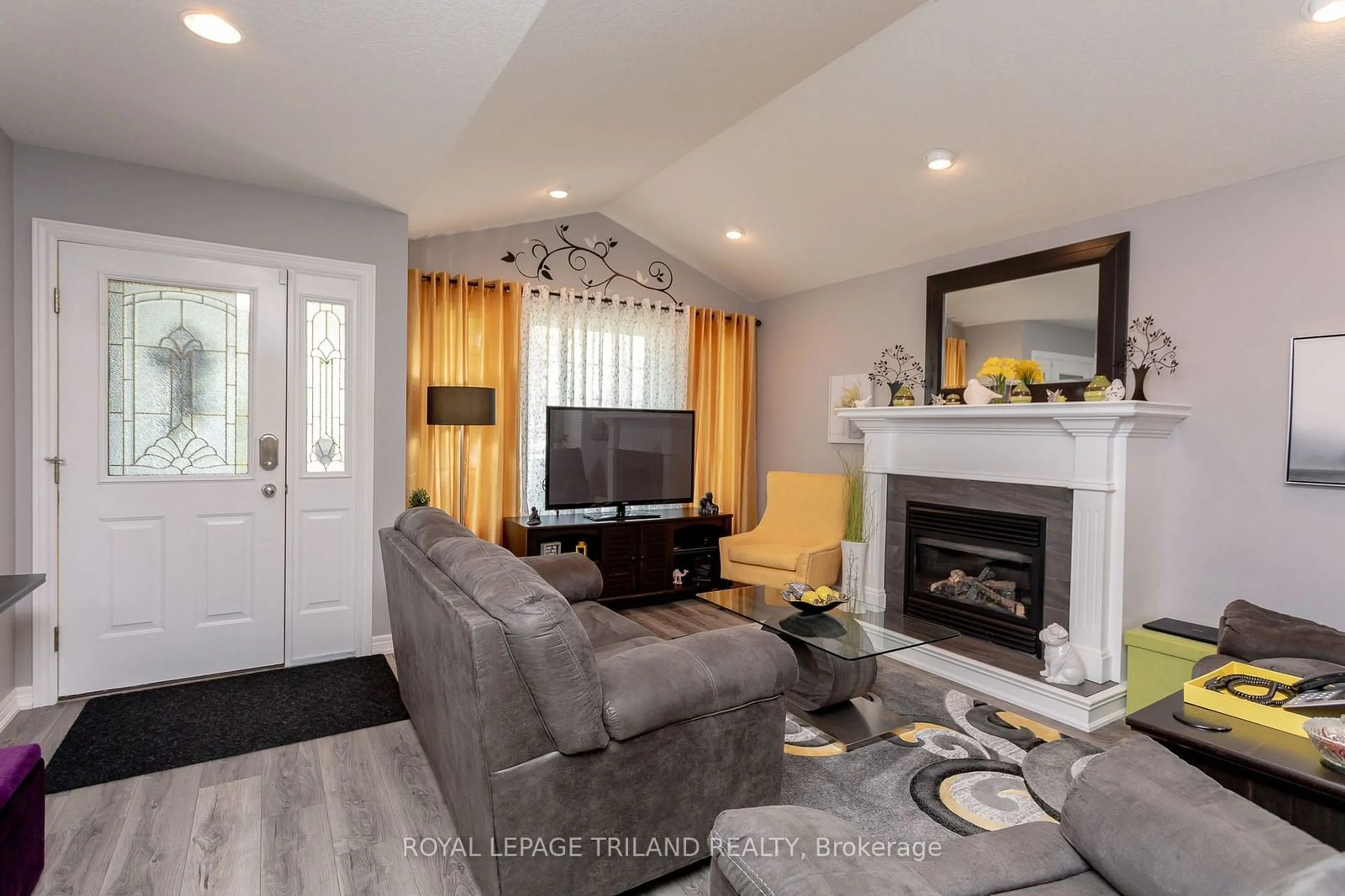 Living room, wood floors for 53 Augusta Cres, St. Thomas Ontario N5R 6K1