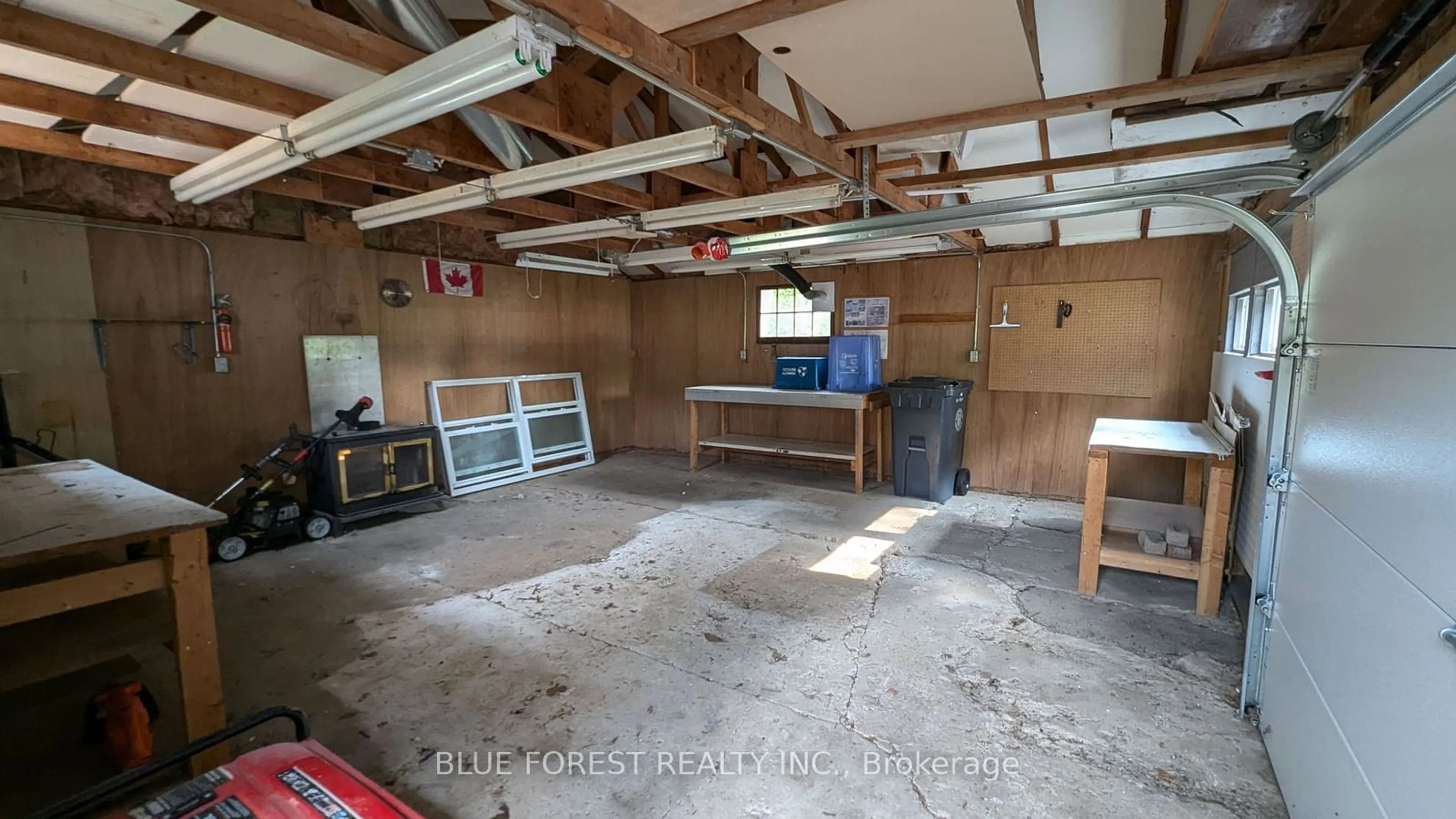 Indoor garage for 9572 Belmont Rd, Central Elgin Ontario N5P 3S7