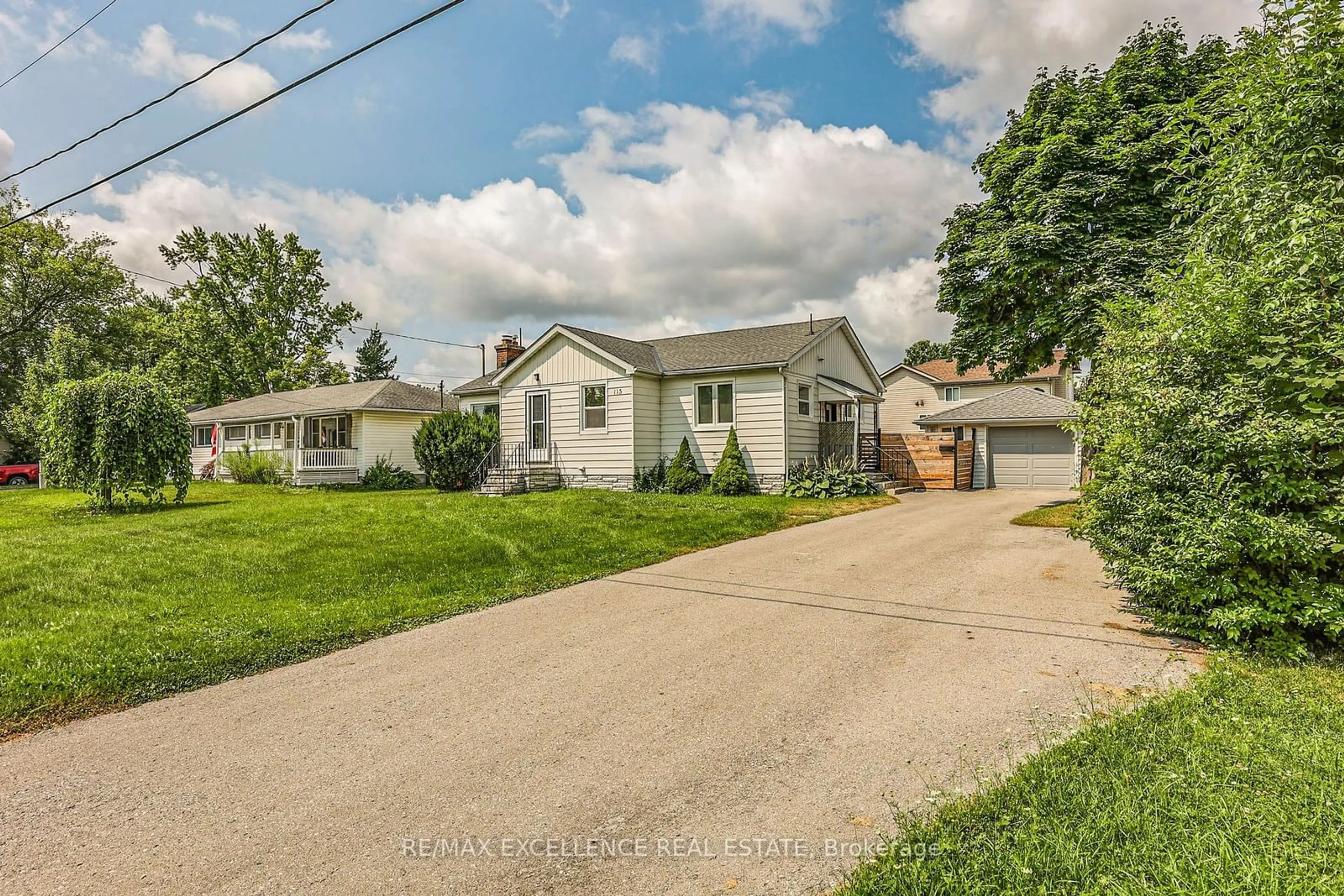 A pic from outside/outdoor area/front of a property/back of a property/a pic from drone, street for 115 Carlton Ave, Welland Ontario L3C 1R2