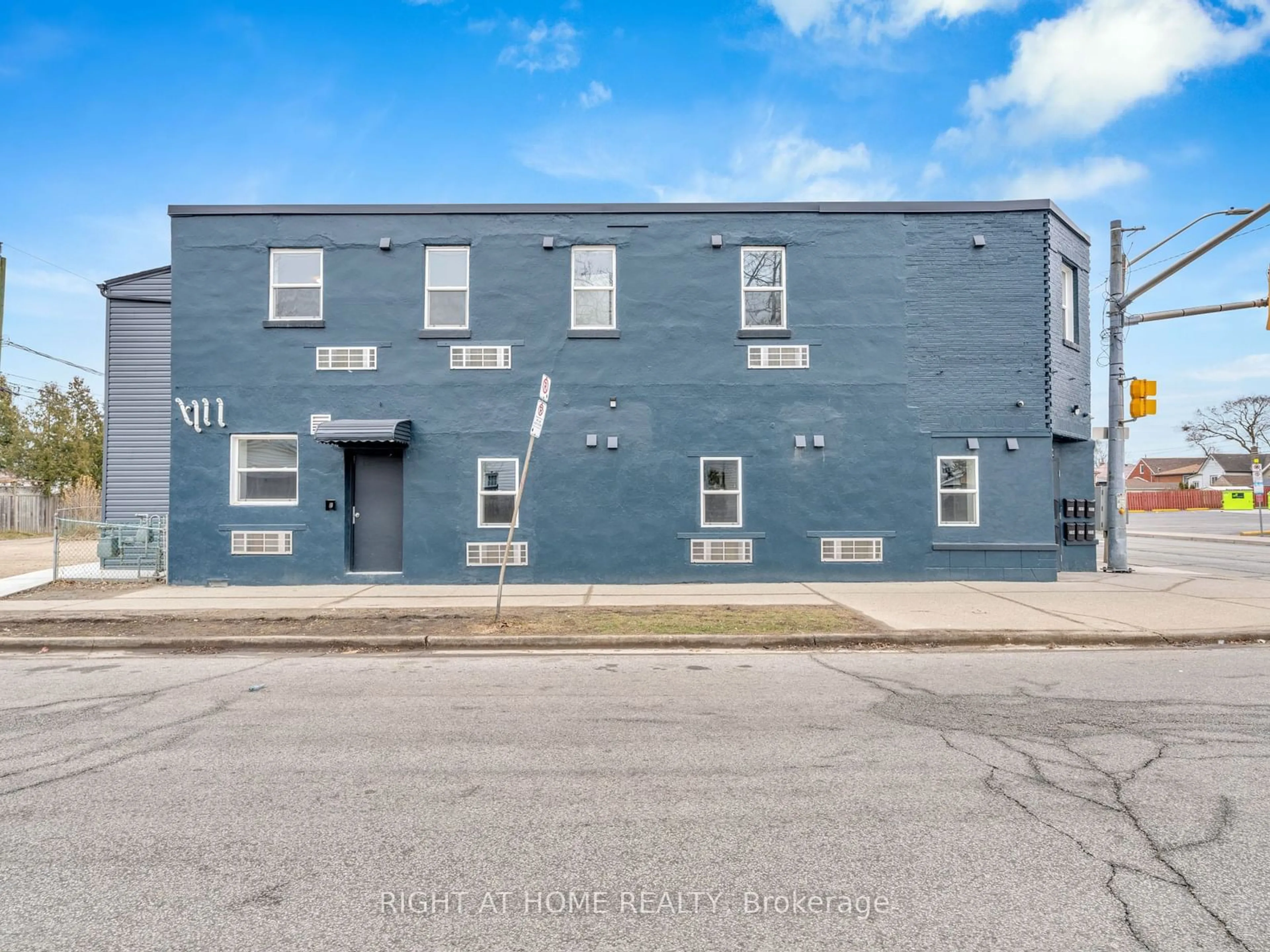 A pic from exterior of the house or condo, the front or back of building for 1804 Drouillard Rd, Windsor Ontario N8W 3X5