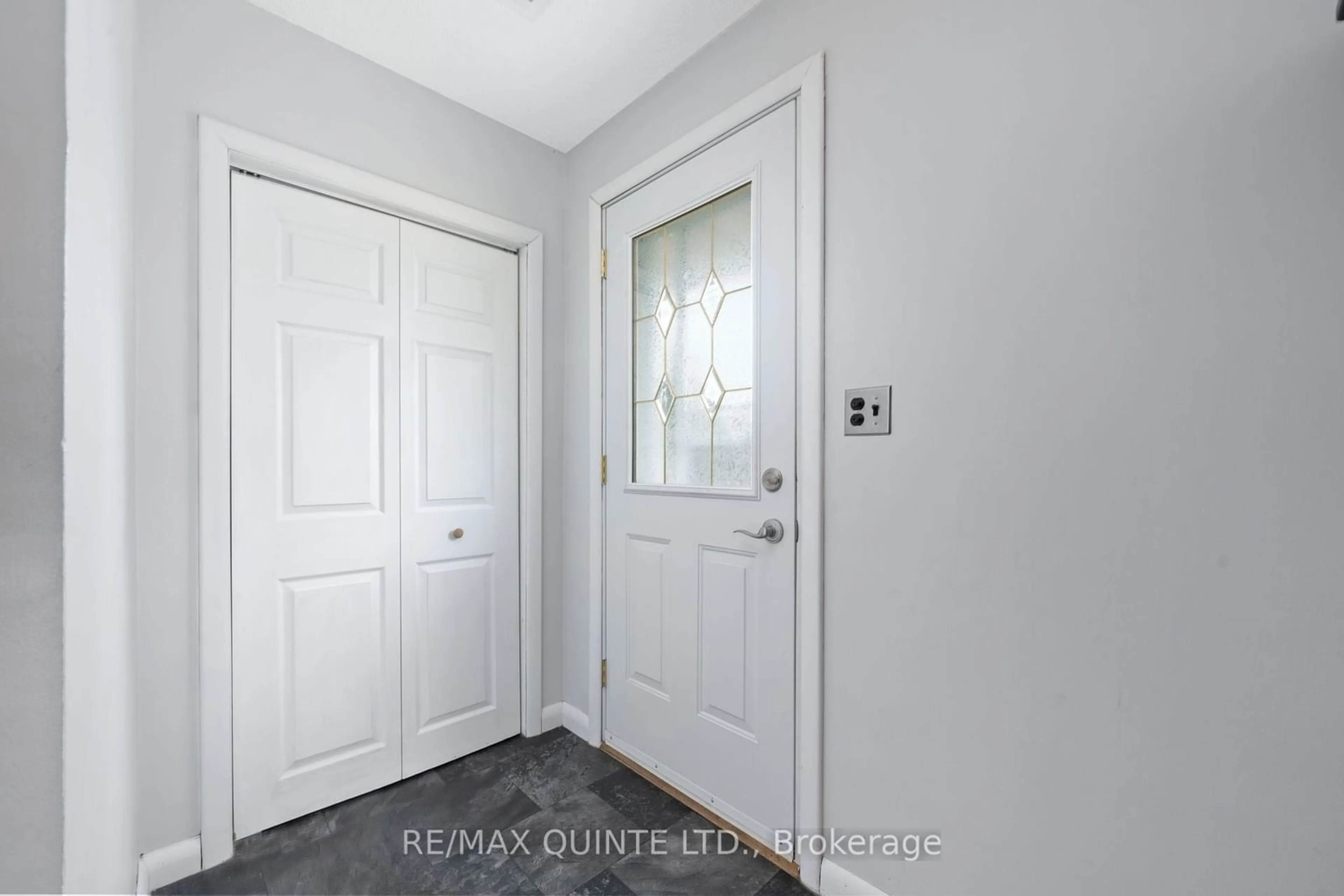 Indoor entryway for 15 Linton Park Rd, Belleville Ontario K8N 4K7