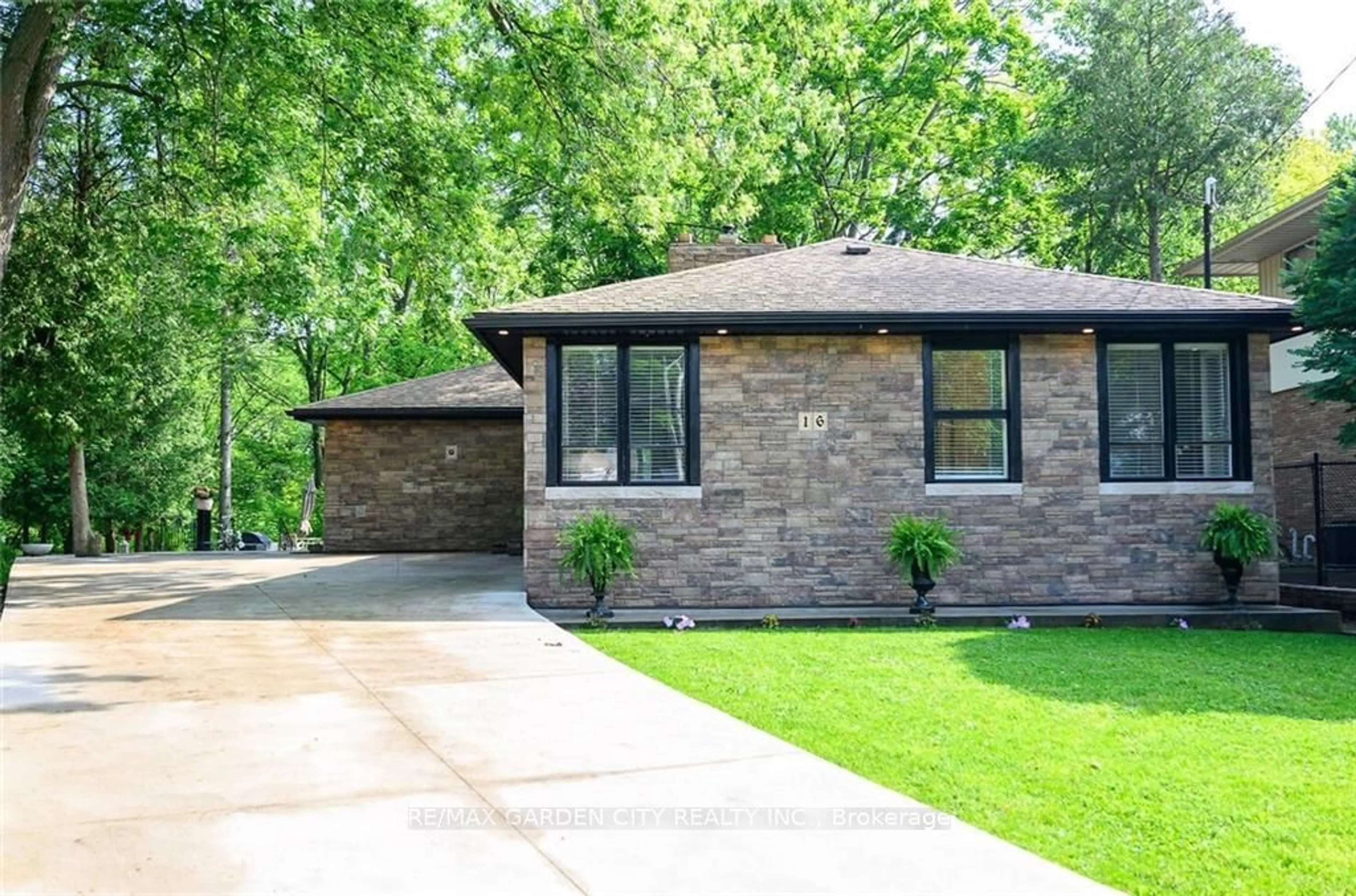 Home with brick exterior material for 16 Freeland Crt, Hamilton Ontario L8S 3R5