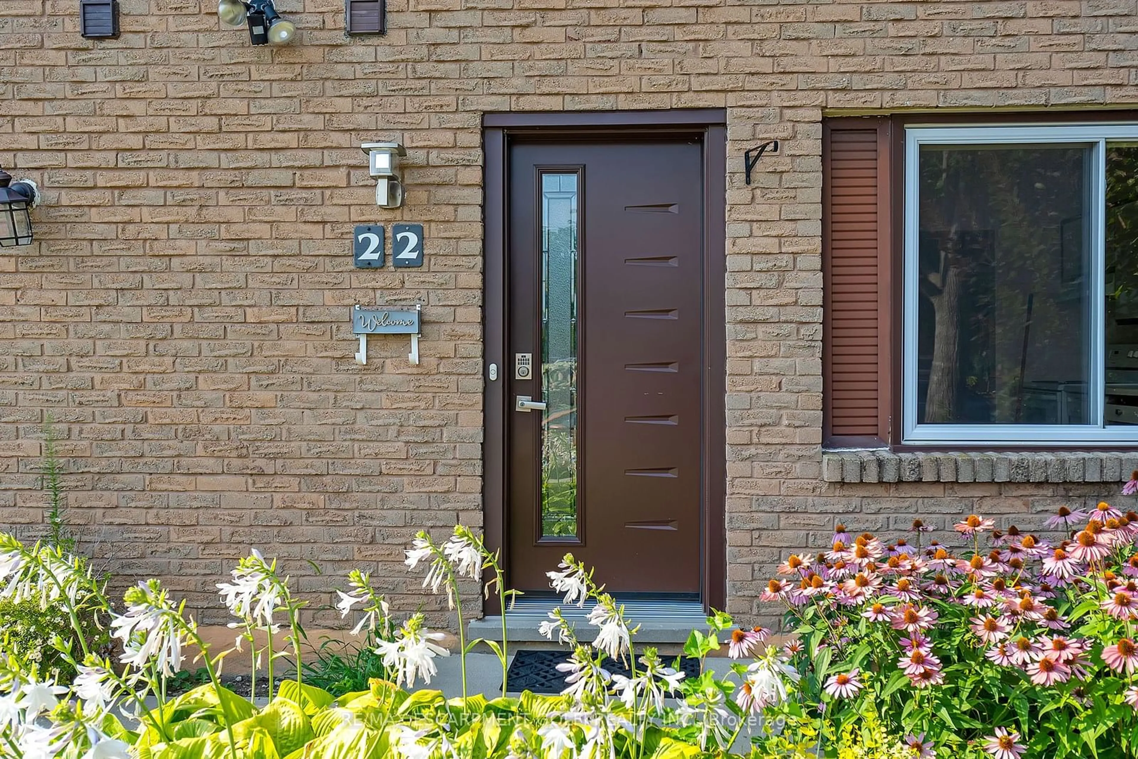 Indoor entryway for 22 Tivoli Dr, Hamilton Ontario L9C 2E4