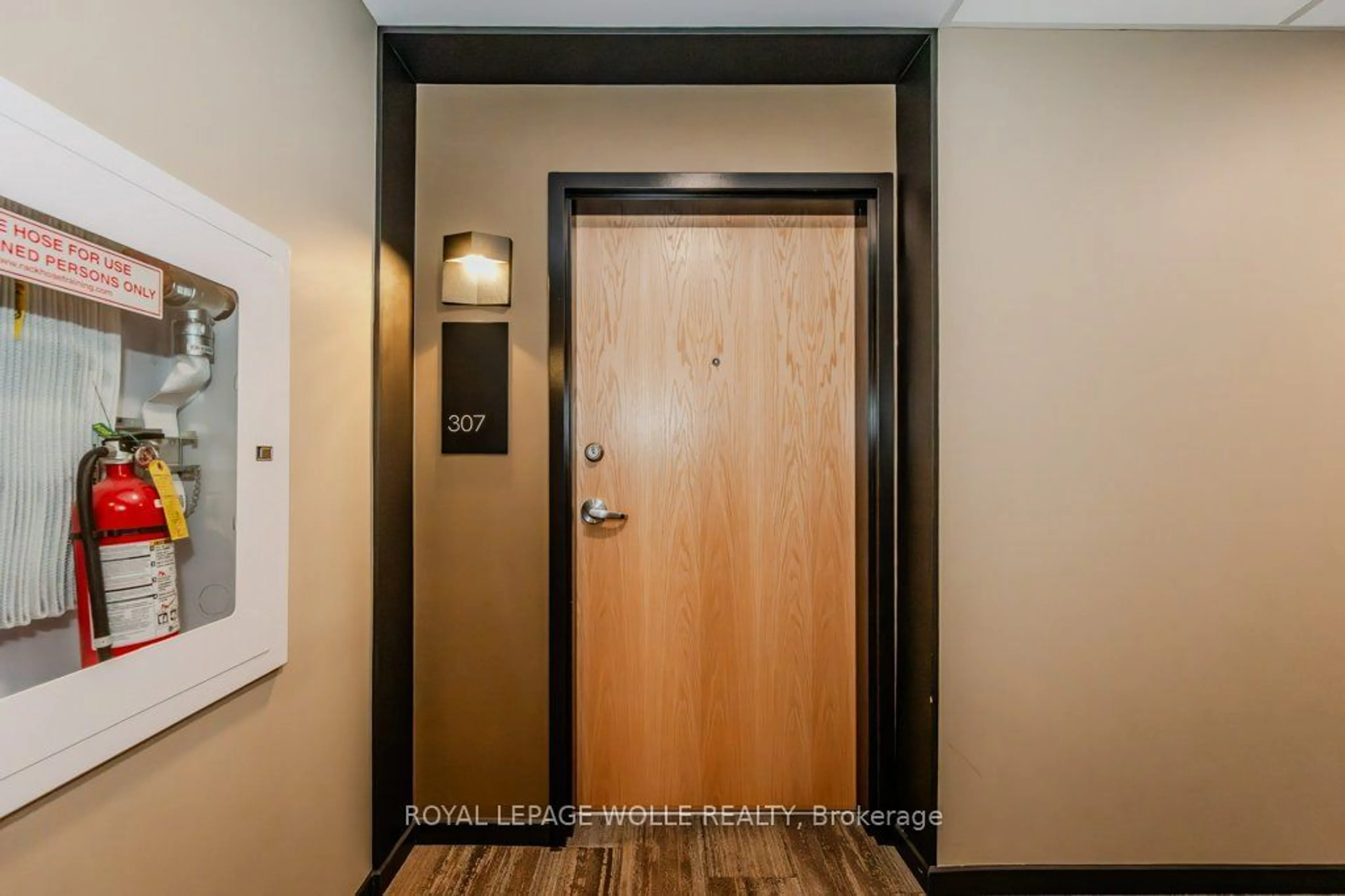 Indoor foyer for 249 Grey Silo Rd #307, Waterloo Ontario N2K 0G8