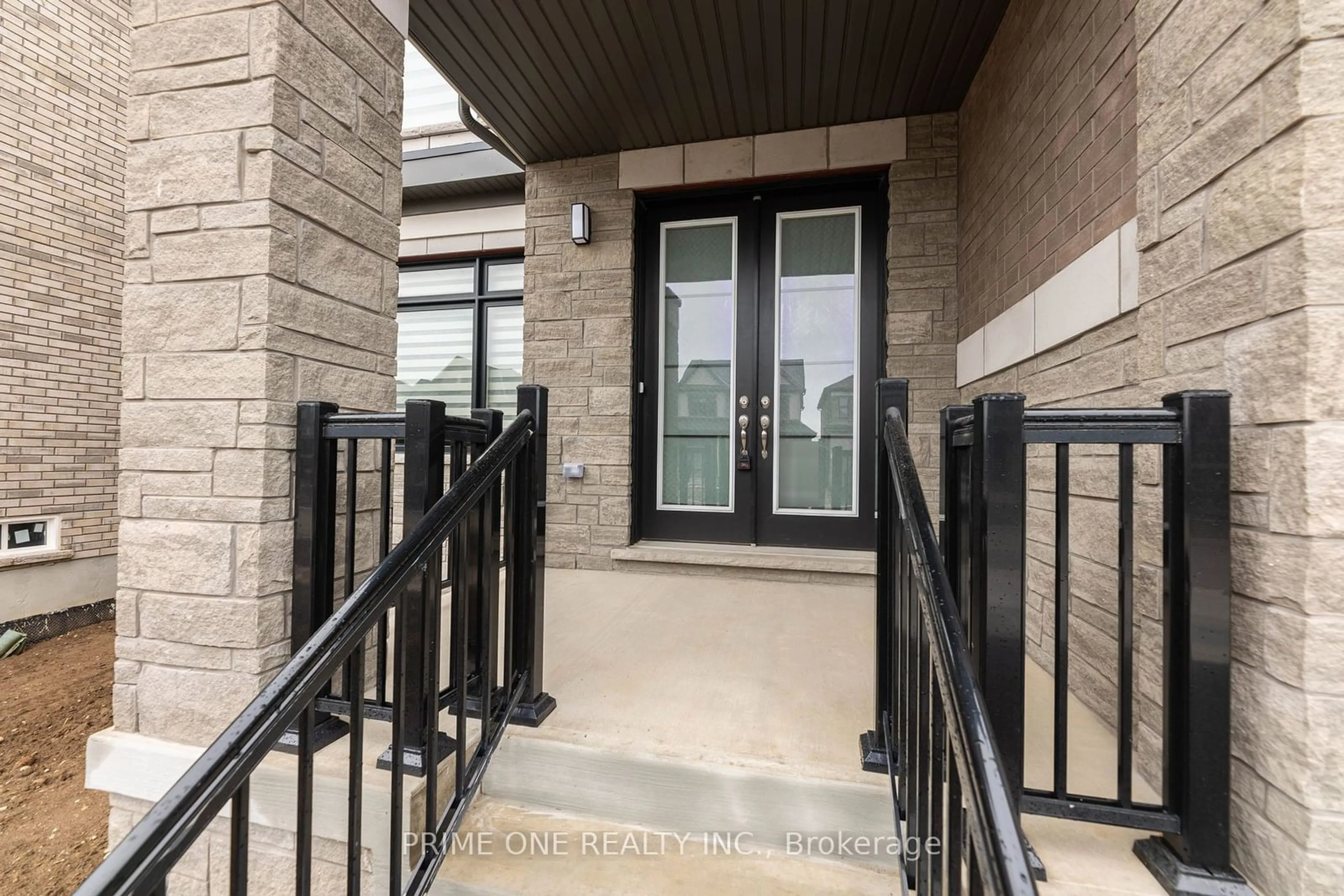 Indoor entryway for 136 Blacklock St, Cambridge Ontario N1S 0E3