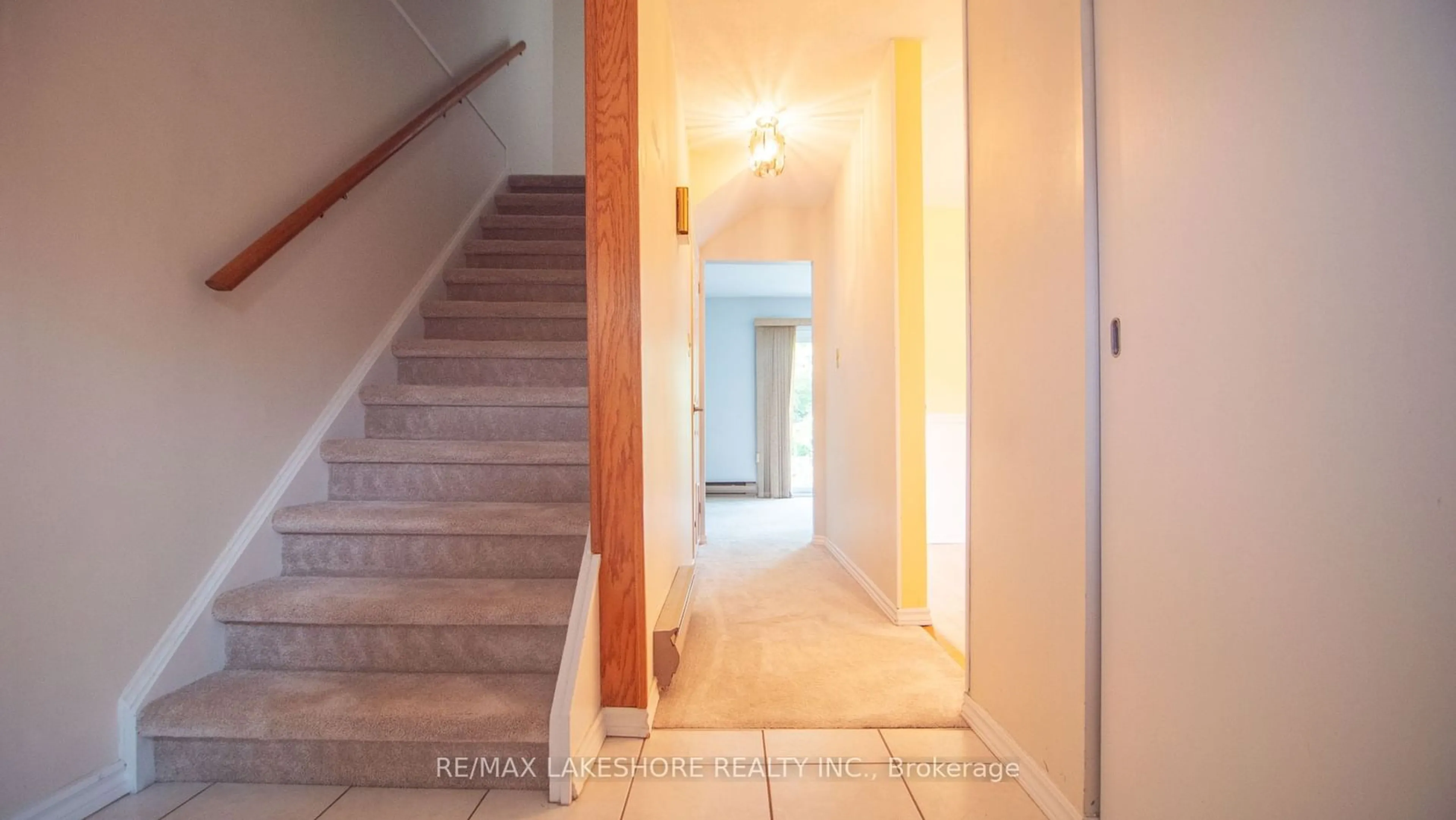 Indoor foyer for 400 Westwood Dr, Cobourg Ontario K9A 2B6