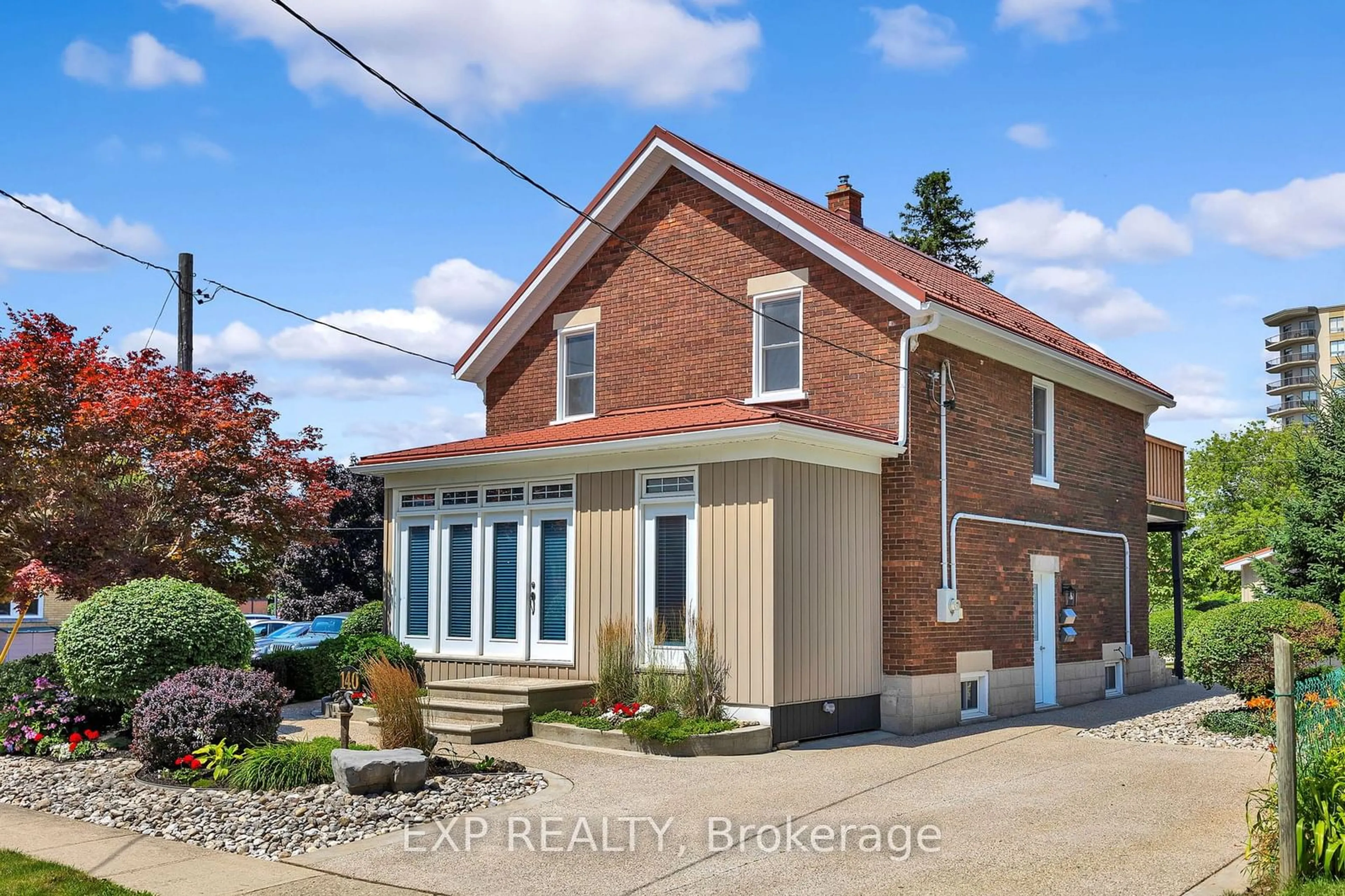 Frontside or backside of a home for 140 Dover St, Cambridge Ontario N3H 1K6