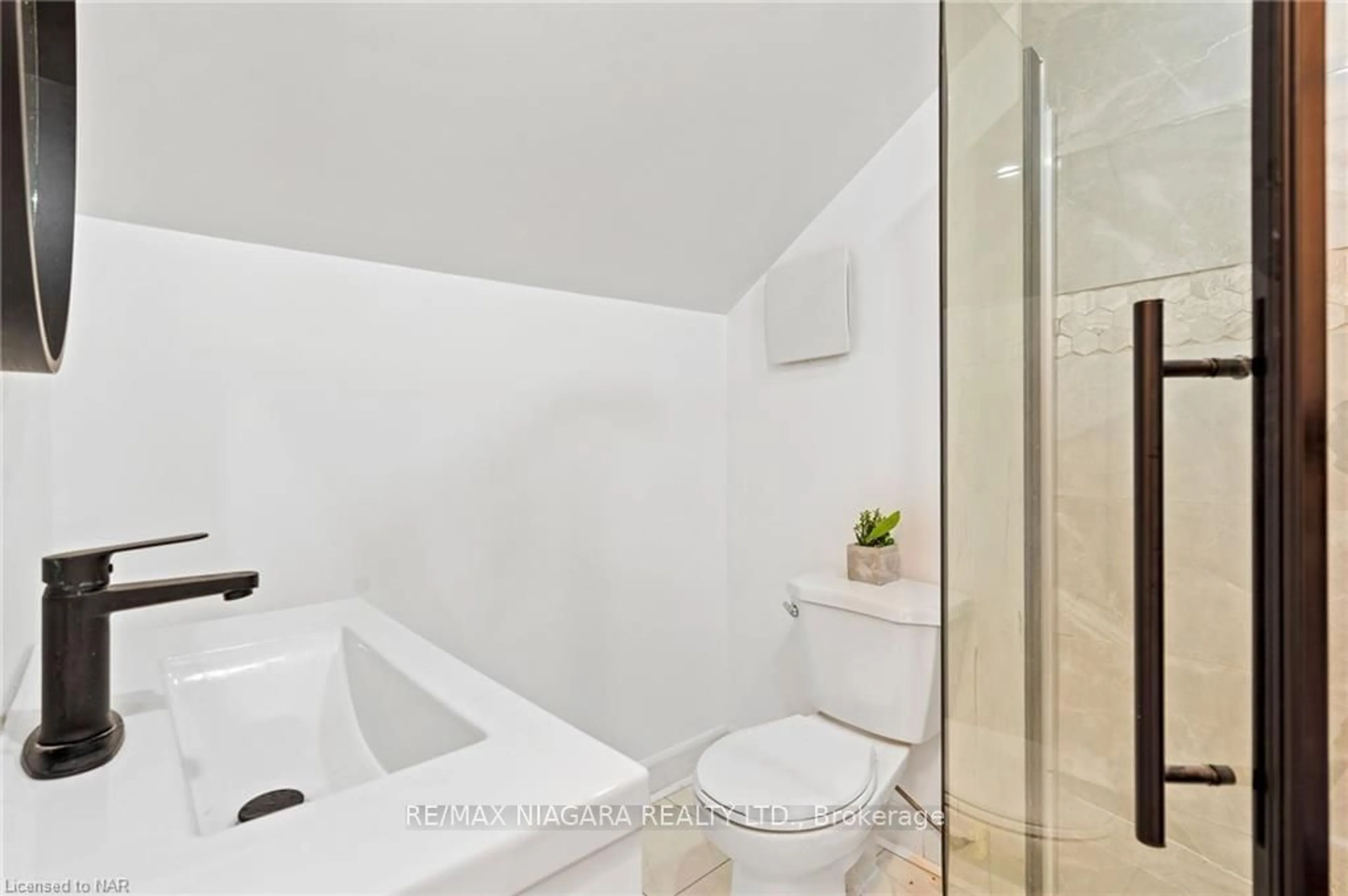 Bathroom, ceramic floors for 458 Lakeside Rd, Fort Erie Ontario L2A 4X5