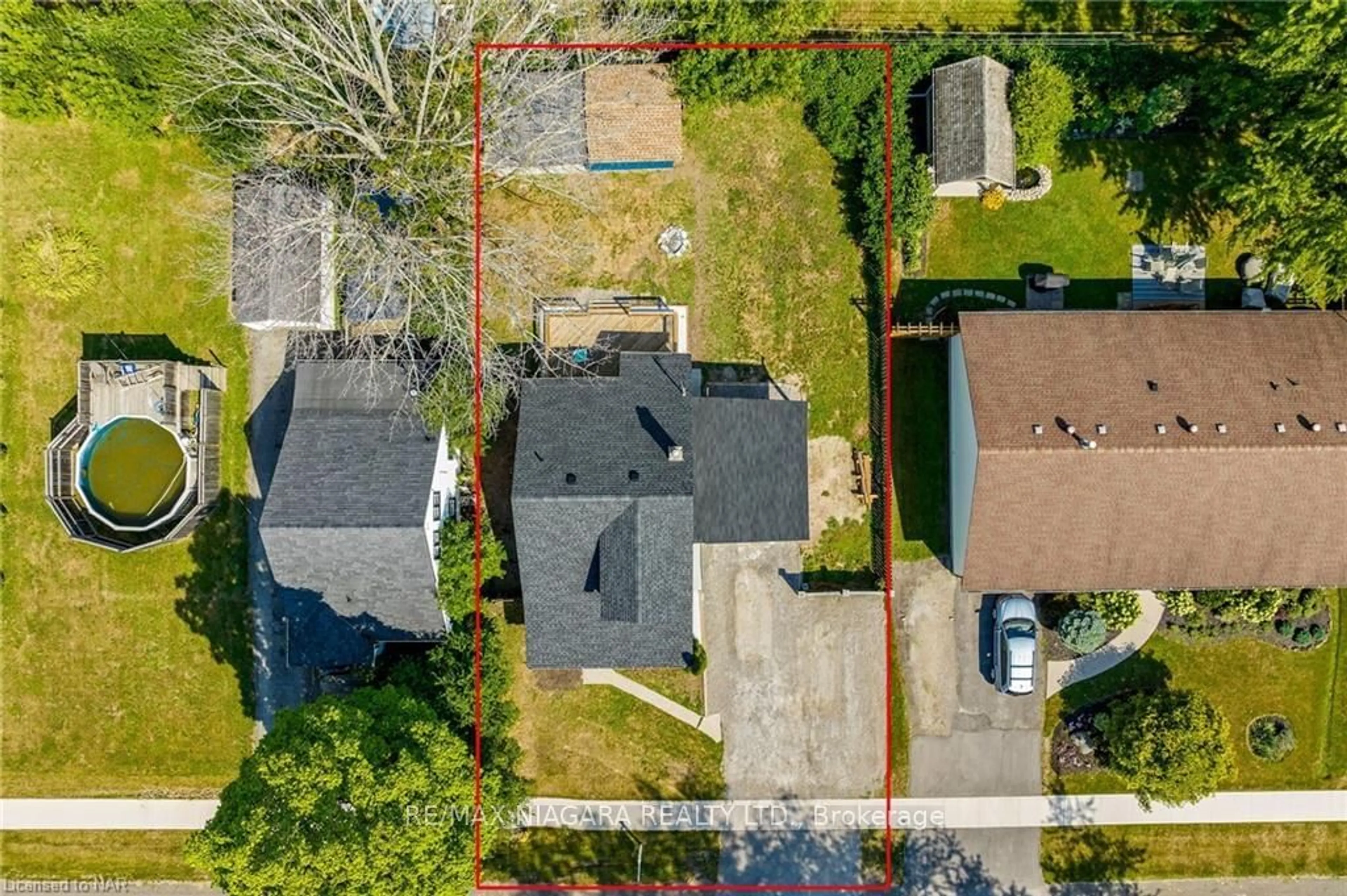 Frontside or backside of a home, the fenced backyard for 458 Lakeside Rd, Fort Erie Ontario L2A 4X5