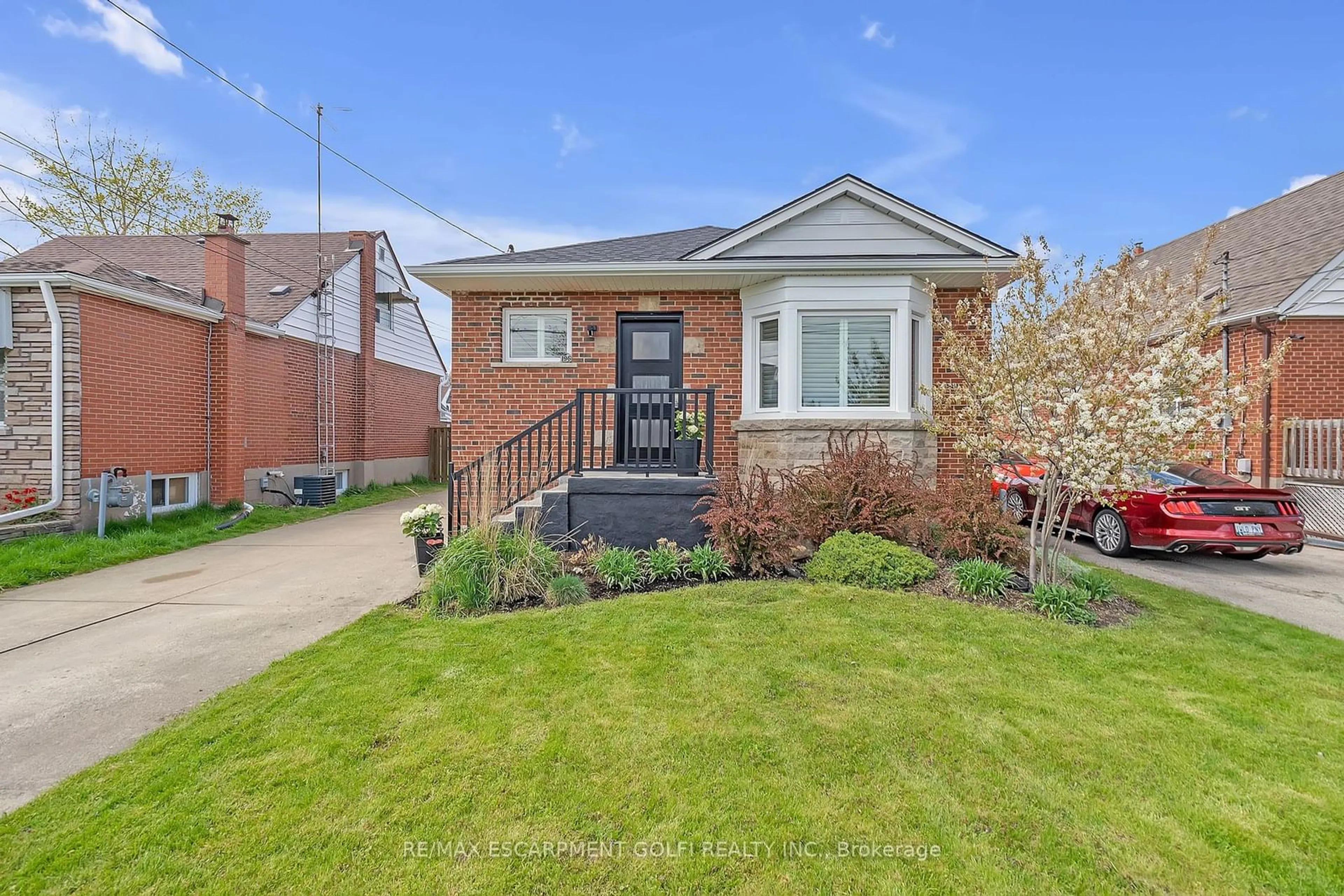 Home with brick exterior material for 196 Erin Ave, Hamilton Ontario L8K 4W6