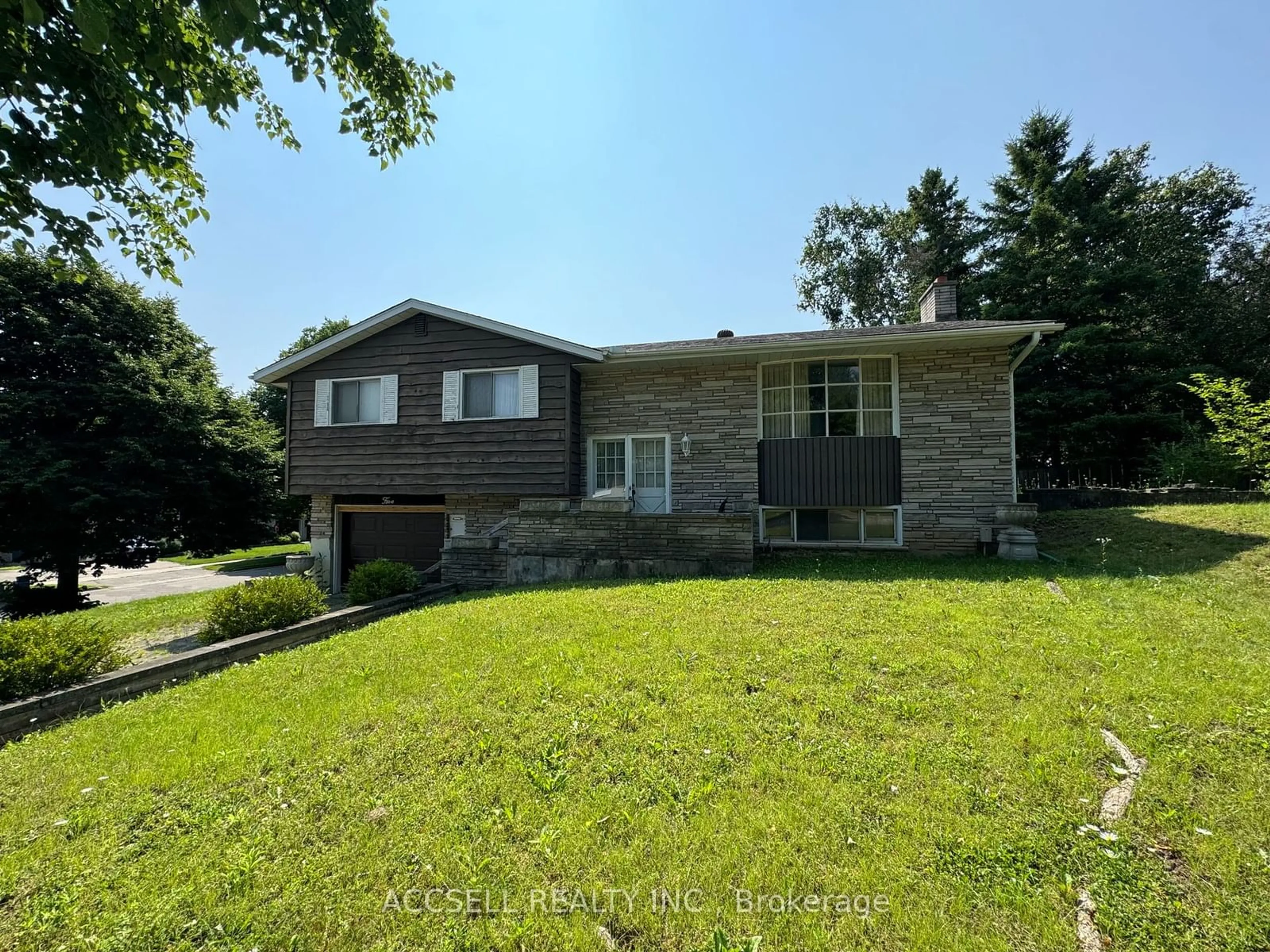 Frontside or backside of a home for 5 Furness Dr, Kitchener Ontario N2M 1S8