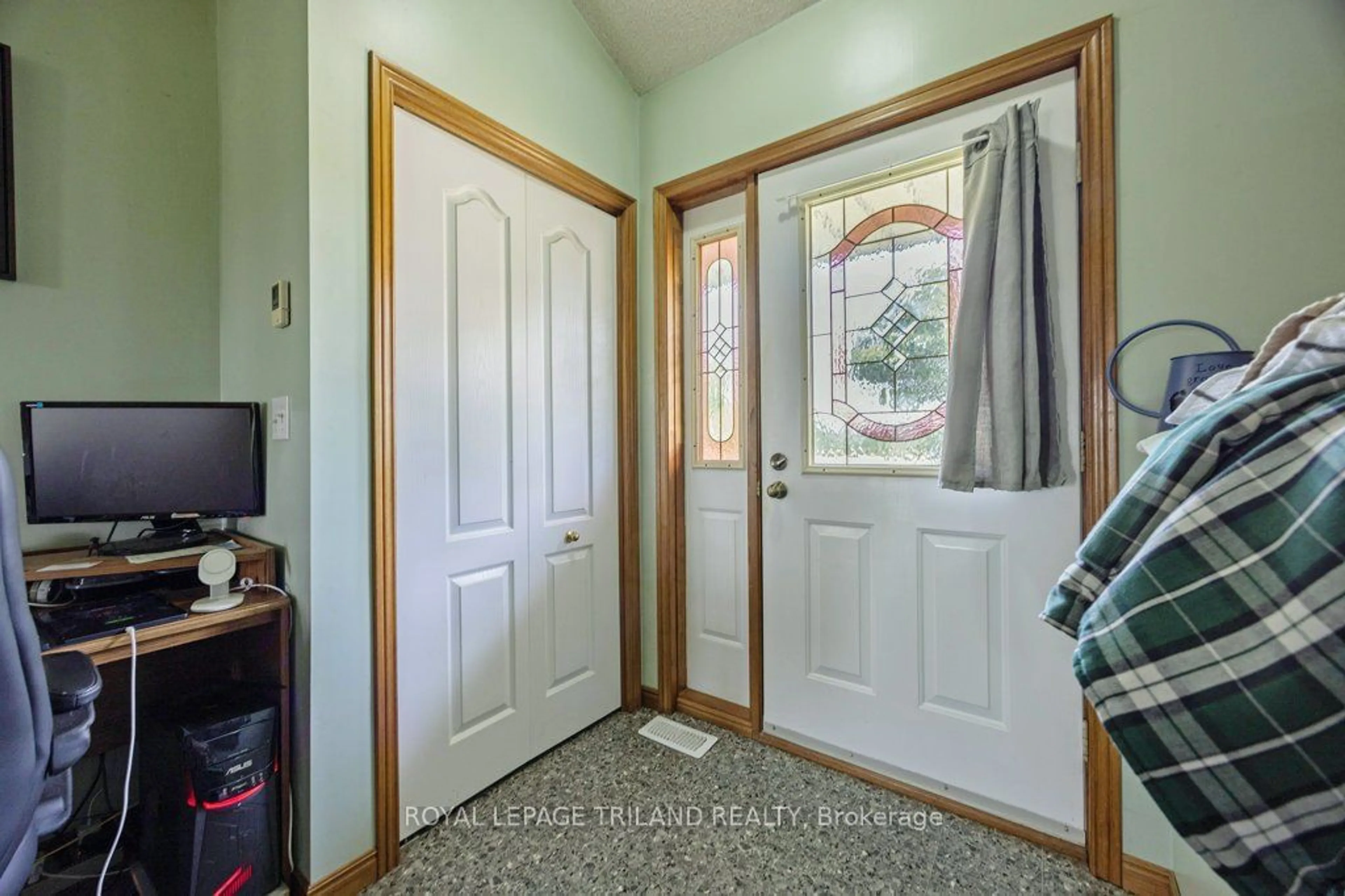 Indoor entryway, wood floors for 50783 CHALET Line, Aylmer Ontario N5H 2R1