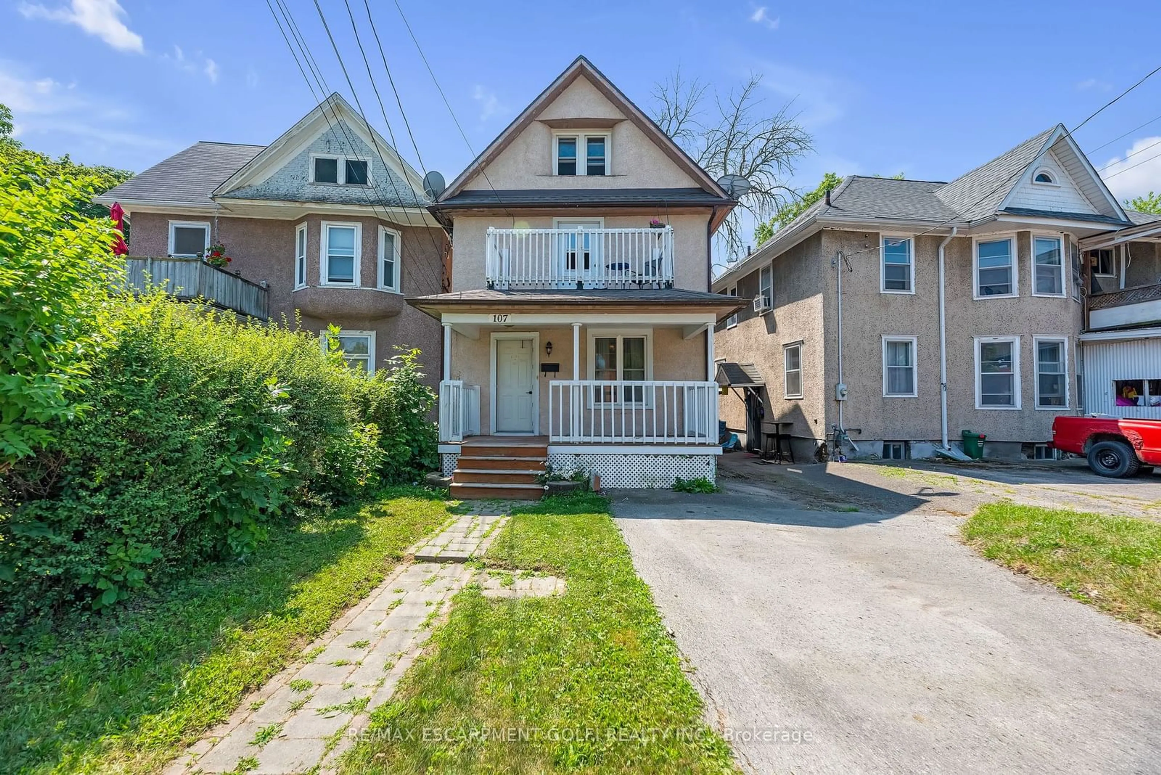 Frontside or backside of a home, the street view for 107 Maple Ave, Welland Ontario L3C 5G2